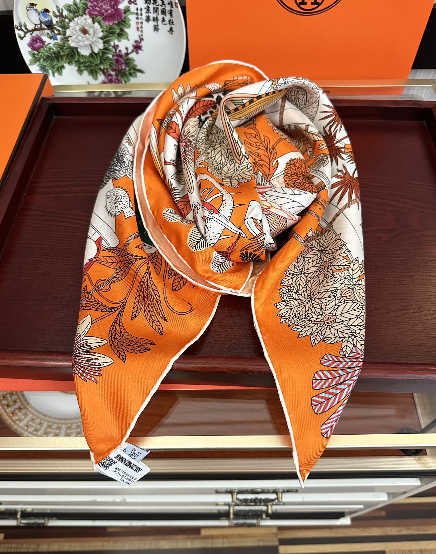 高版本。HERMES 【珍奇乐园】[太阳]精致卷边[嘴唇]品质感很显好[得意]好搭到上瘾的丝巾[色]带着