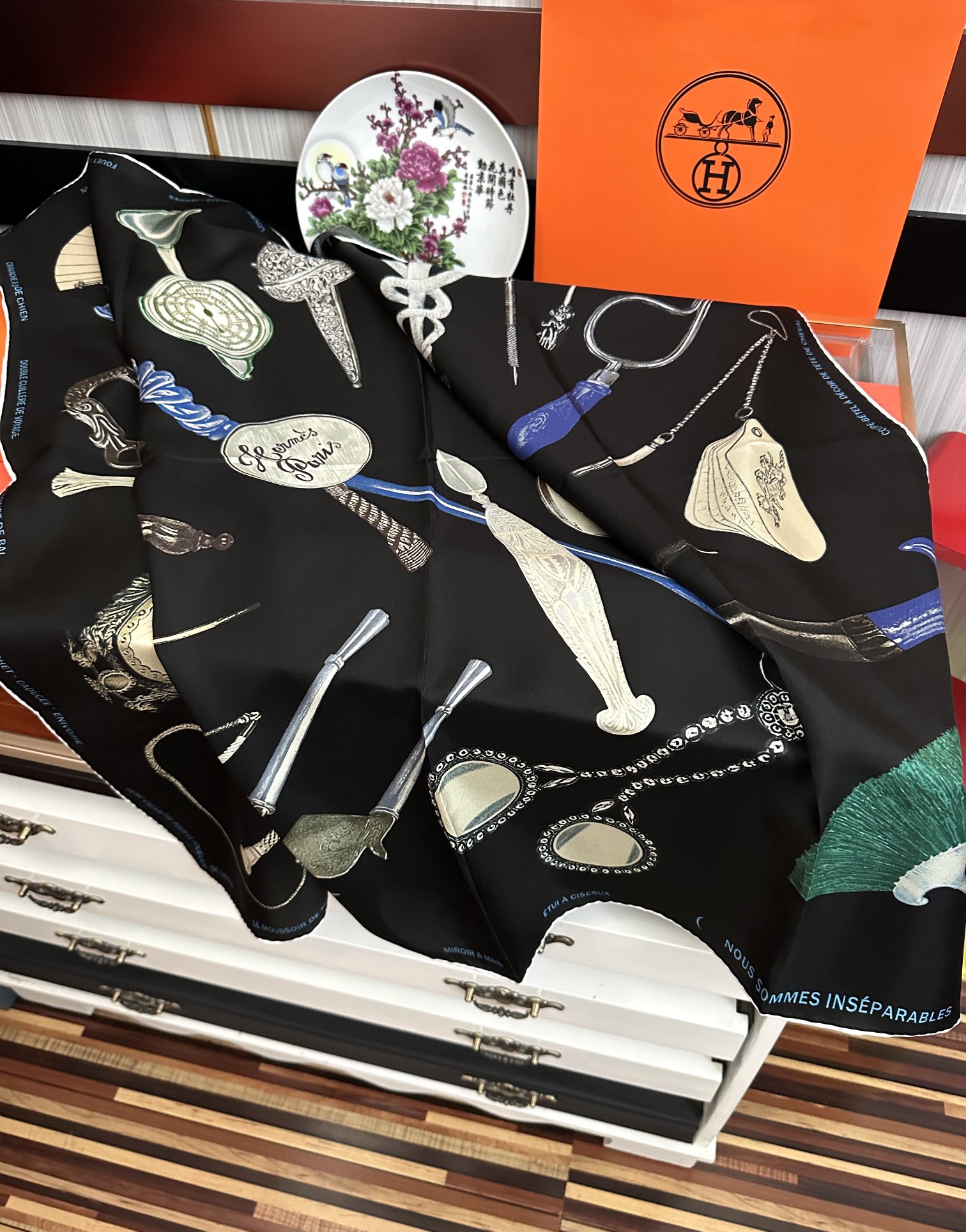 。2010 最新款 HERMES 重磅[庆祝]【形影相随】方巾[嘴唇]精简时髦，品质感很显好[得意]好搭