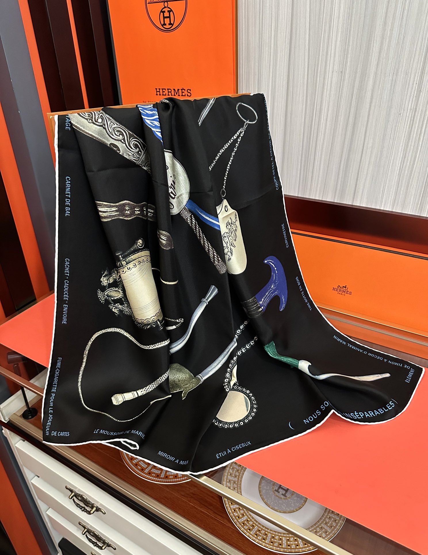 。2010 最新款 HERMES 重磅[庆祝]【形影相随】方巾[嘴唇]精简时髦，品质感很显好[得意]好搭