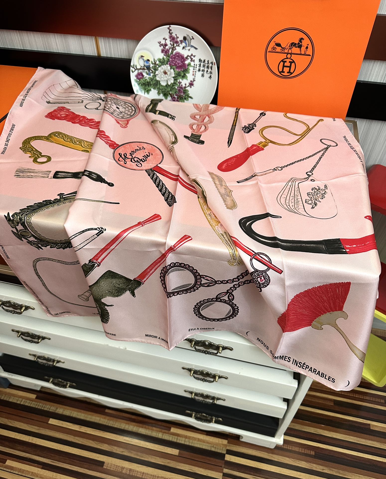 。2010 最新款 HERMES 重磅[庆祝]【形影相随】方巾[嘴唇]精简时髦，品质感很显好[得意]好搭