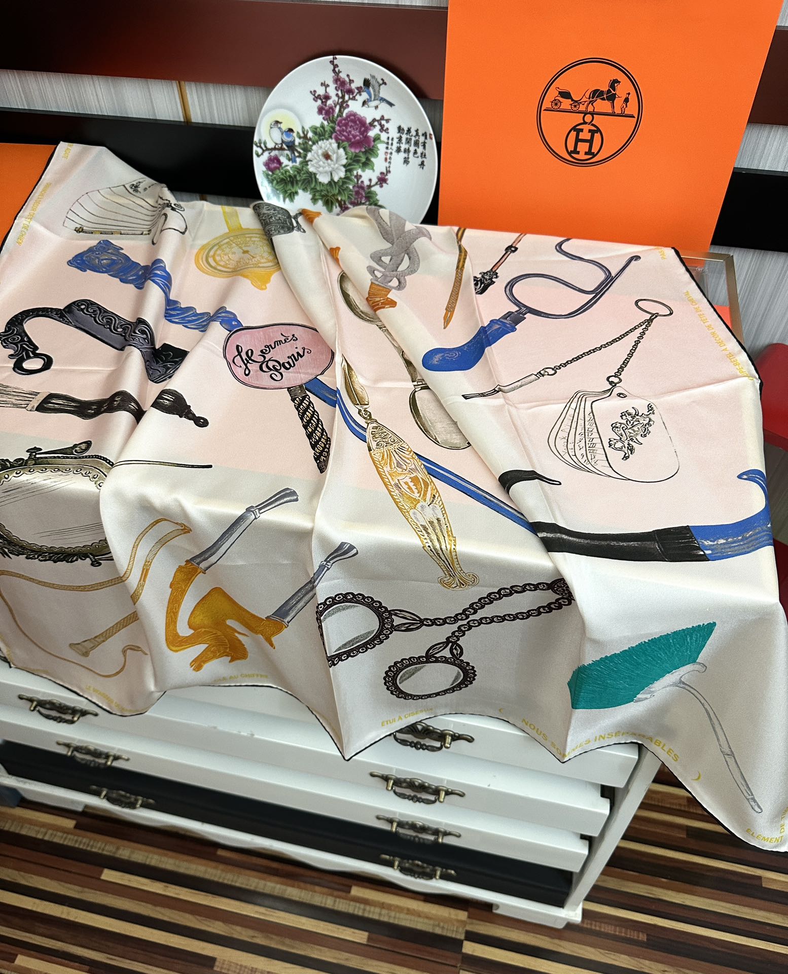 。2010 最新款 HERMES 重磅[庆祝]【形影相随】方巾[嘴唇]精简时髦，品质感很显好[得意]好搭