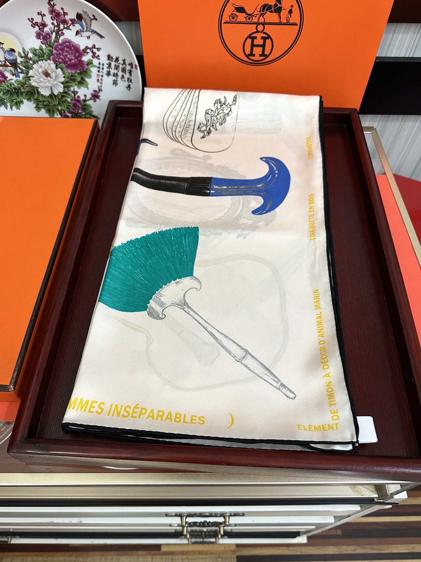 。2010 最新款 HERMES 重磅[庆祝]【形影相随】方巾[嘴唇]精简时髦，品质感很显好[得意]好搭