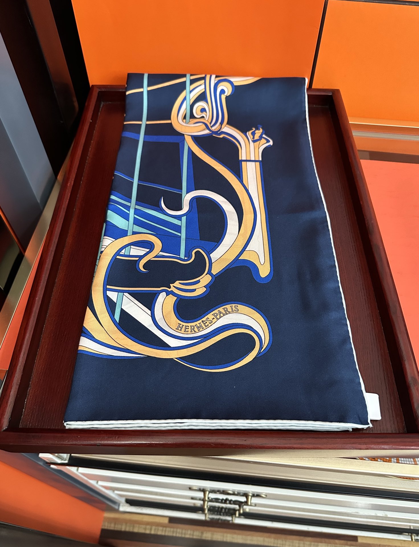 。新款爱马仕 【马鞭起舞线条版】90方巾 创作渊源在比利时的圣吉尔区[嘴唇]建筑师维克多•霍塔 Hort