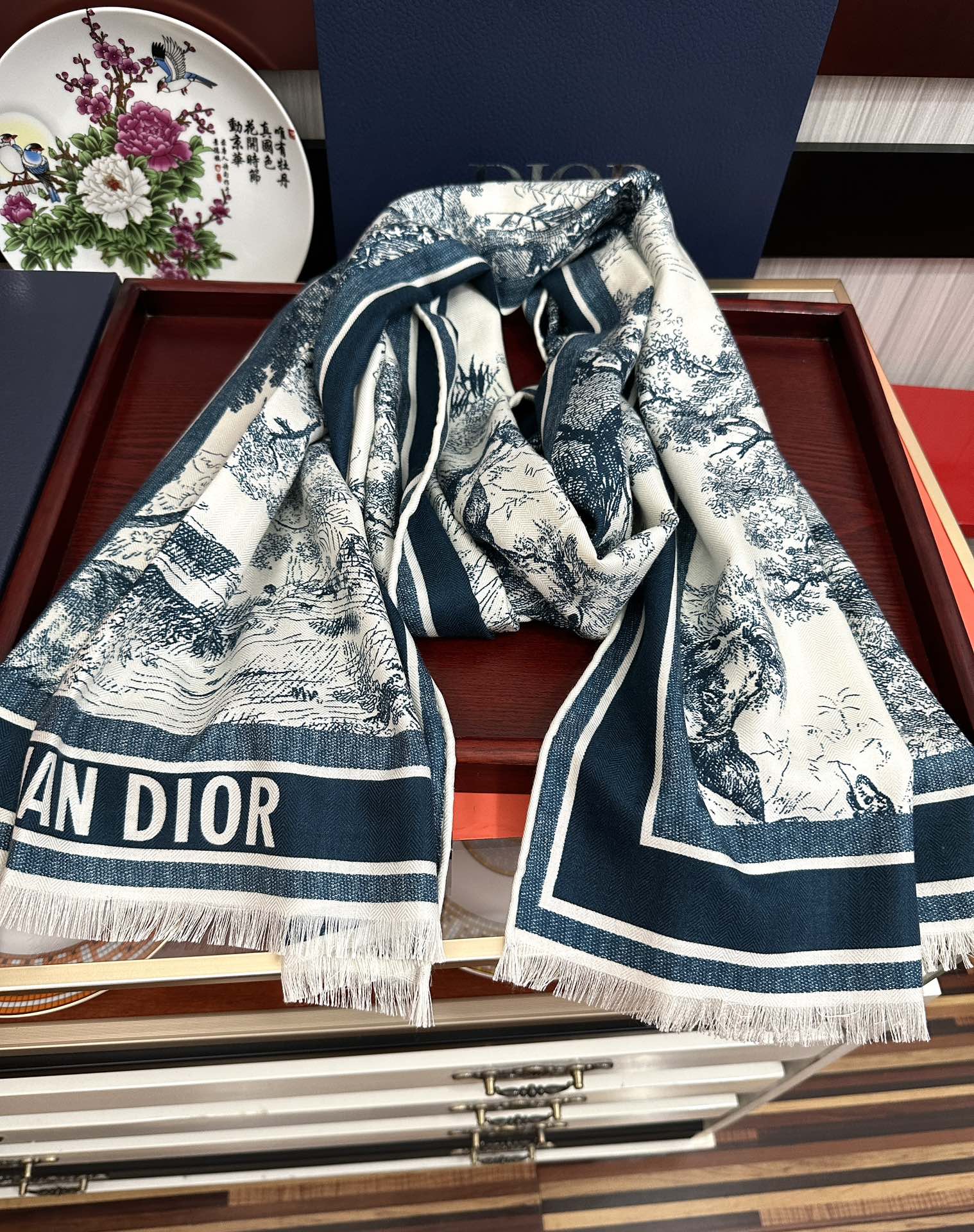 新款迪奥。2010双面同色【动物丛林】太美了[吃瓜]下手一定要快[嘴唇]四季都可以用[勾引]真心美的让人