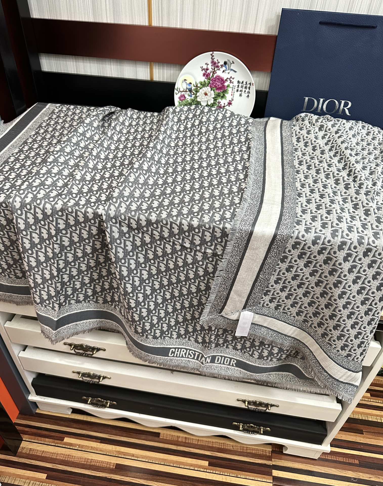 爆款。迪奥 2025最新的专柜款【D字母印花】羊绒方巾 💟 日常都非常好搭配的款😍一看到就想去买[得意]