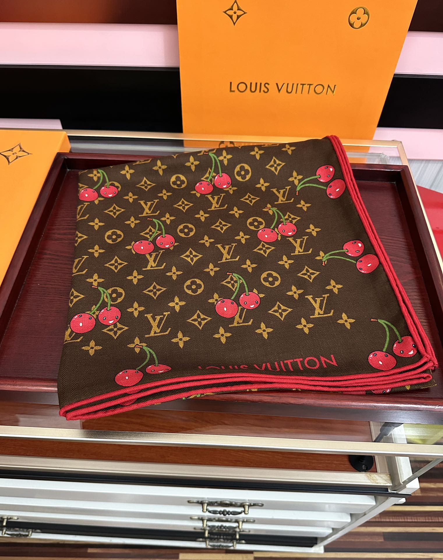 新款❤️LV 2025双面同色【樱桃🍒围巾】经典优雅[礼物]~气质到骨子里[色]新一季的面料超高级，真心