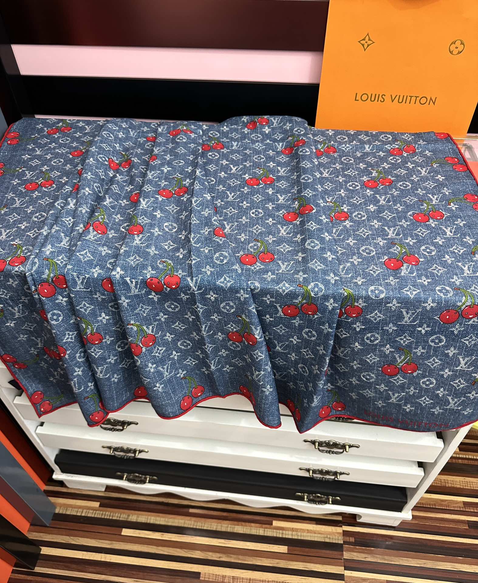 新款❤️LV 2025双面同色【樱桃🍒围巾】经典优雅[礼物]~气质到骨子里[色]新一季的面料超高级，真心