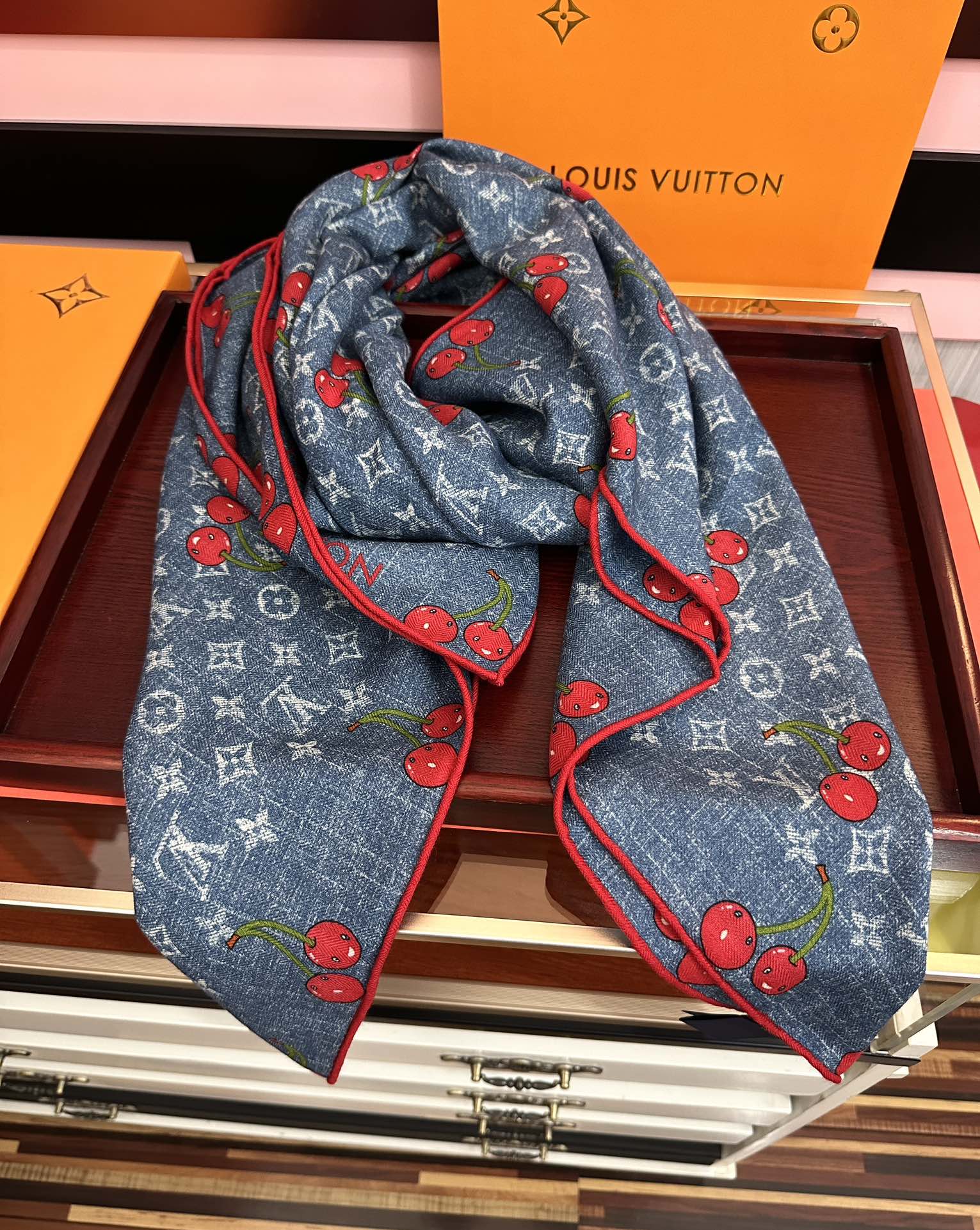 新款❤️LV 2025双面同色【樱桃🍒围巾】经典优雅[礼物]~气质到骨子里[色]新一季的面料超高级，真心