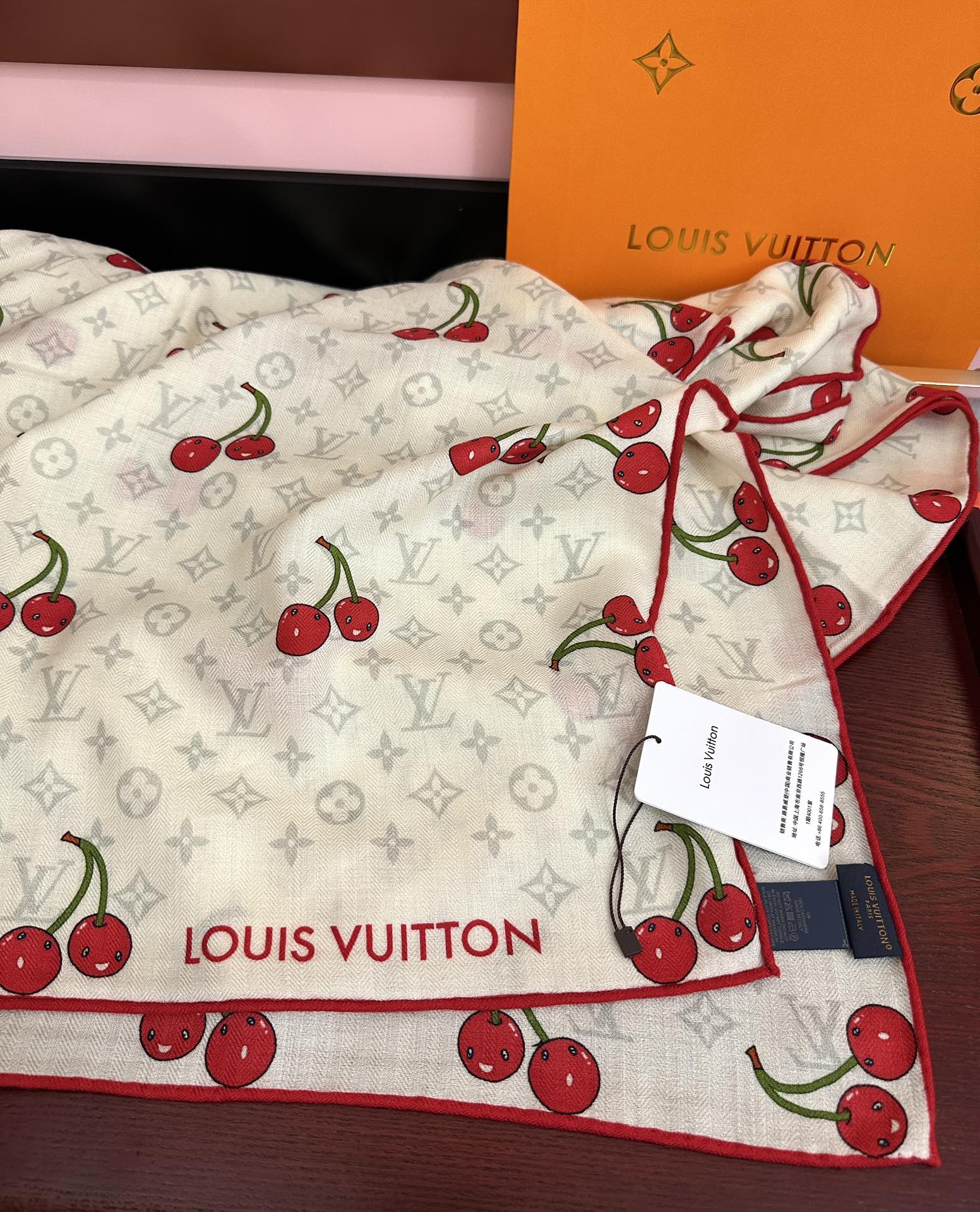 新款❤️LV 2025双面同色【樱桃🍒围巾】经典优雅[礼物]~气质到骨子里[色]新一季的面料超高级，真心