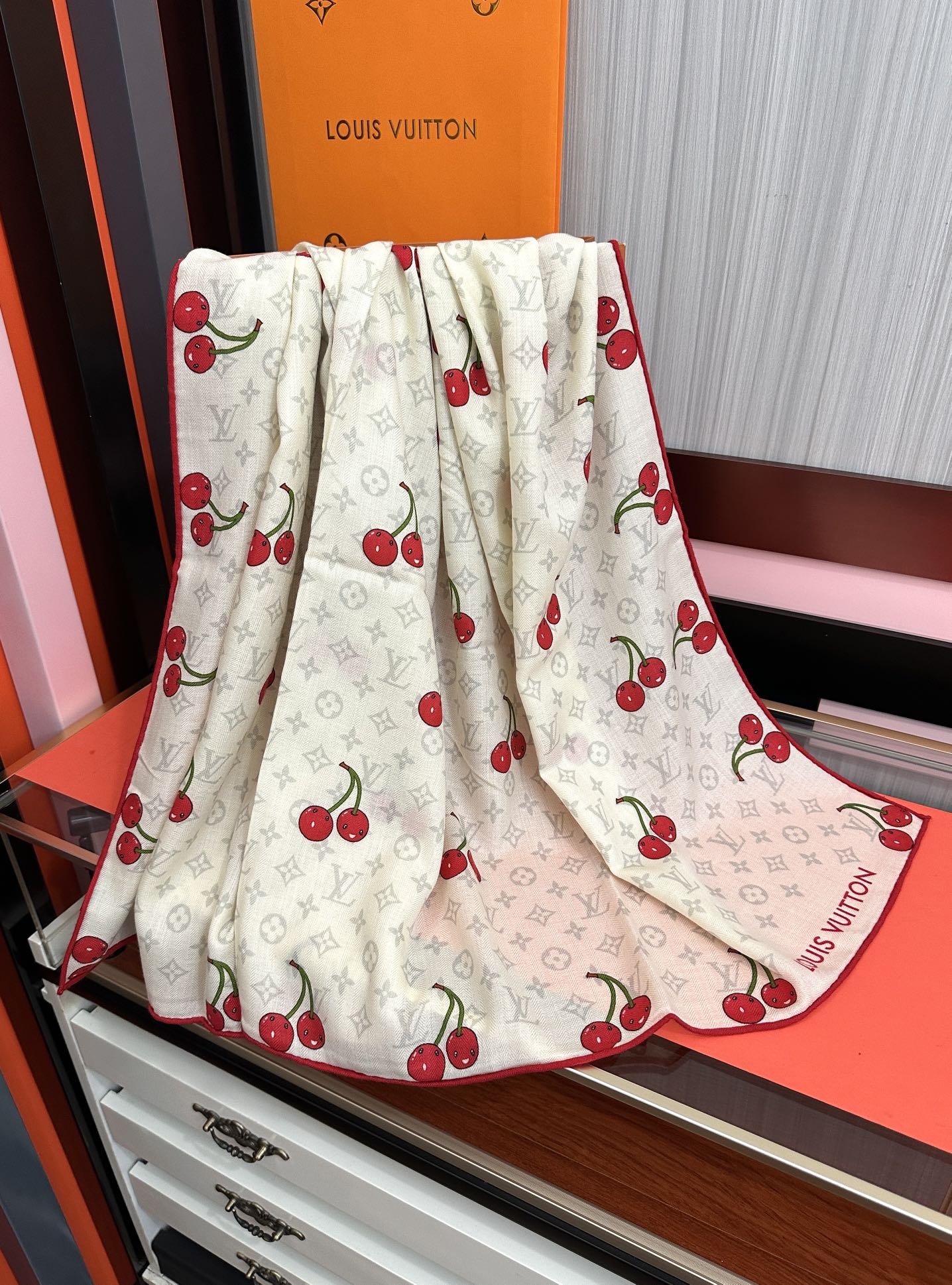 新款❤️LV 2025双面同色【樱桃🍒围巾】经典优雅[礼物]~气质到骨子里[色]新一季的面料超高级，真心
