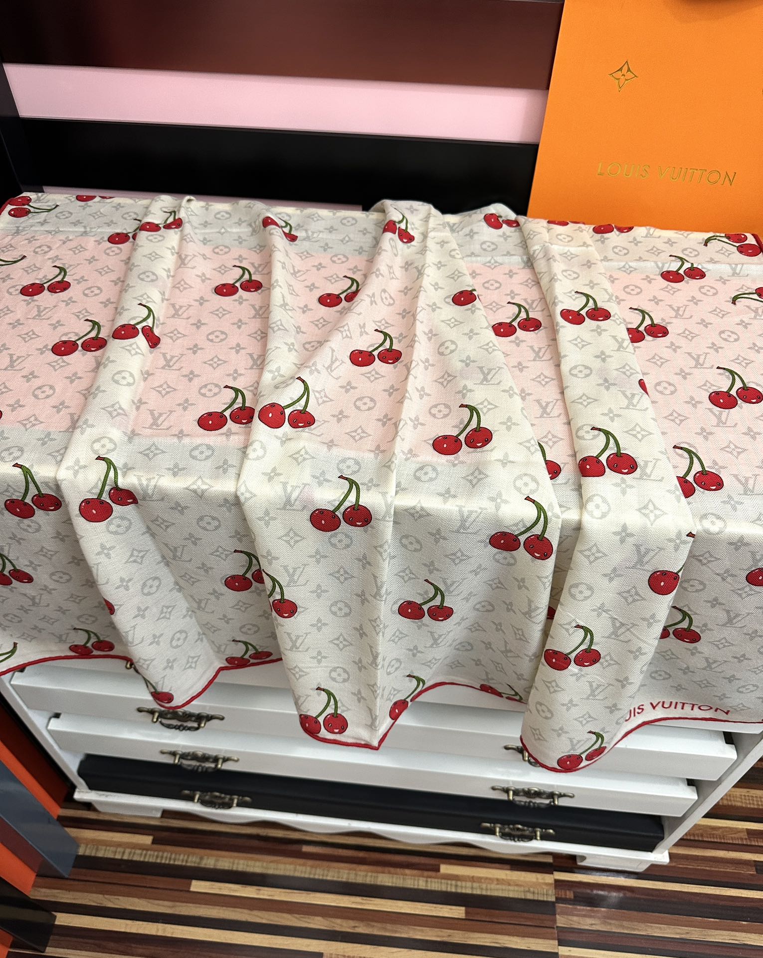 新款❤️LV 2025双面同色【樱桃🍒围巾】经典优雅[礼物]~气质到骨子里[色]新一季的面料超高级，真心