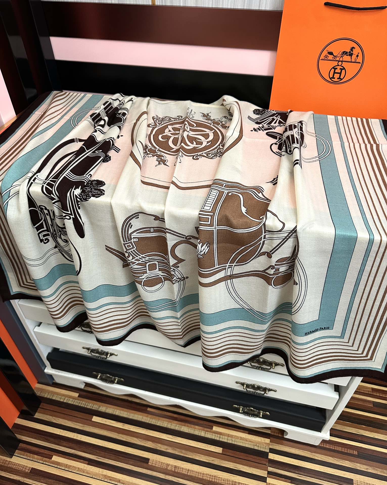 上新❤️爱马仕2025经典优雅[礼物]~气质到骨子里[色]新一季的面料超高级，真心超级柔软，丝丝顺滑[太