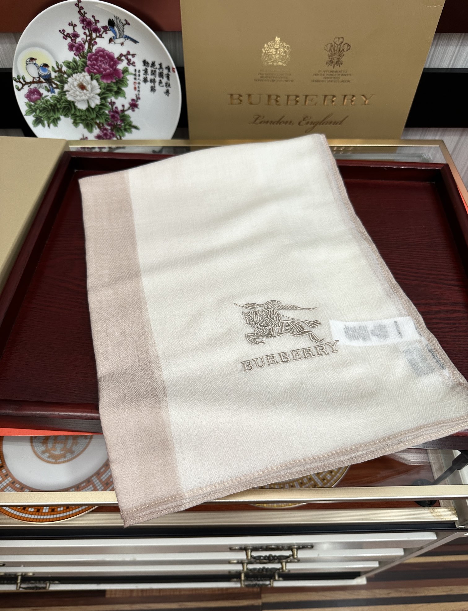 上新。2010 巴宝莉👍采用内蒙古山羊绒，重磅推荐🎀太美了👓火爆，人人都喜欢💕时潮人都有好几条巴家围巾放