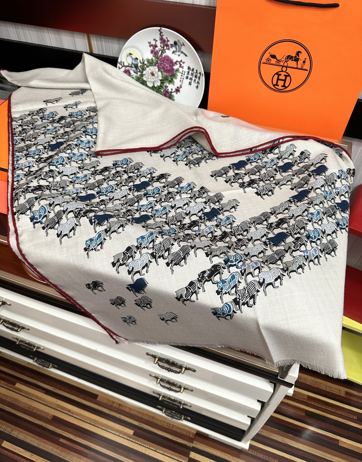 上新 爱马仕。2010【双面同色小马跳跃】太美了[吃瓜]下手一定要快[嘴唇]四季都可以用[勾引]真心美的