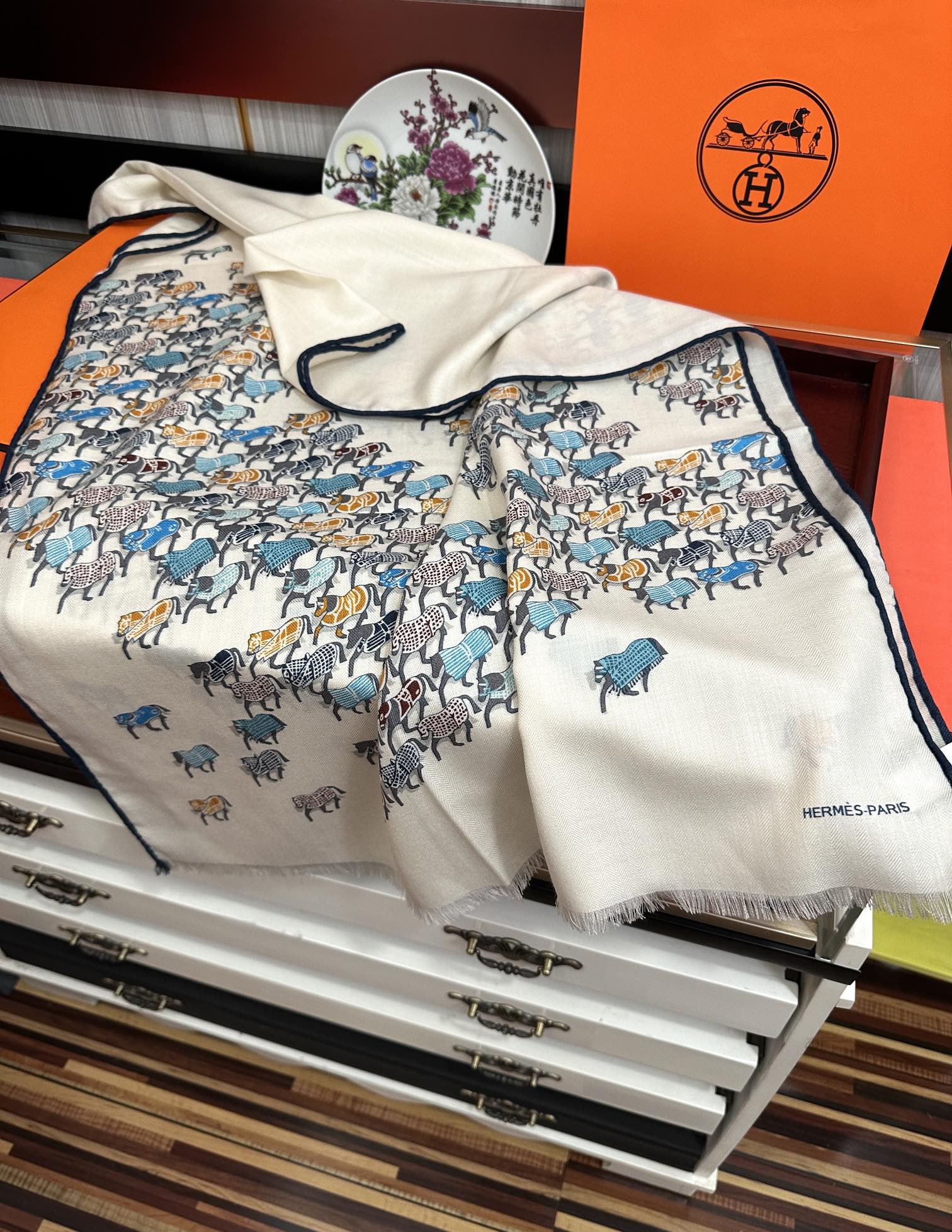 上新 爱马仕。2010【双面同色小马跳跃】太美了[吃瓜]下手一定要快[嘴唇]四季都可以用[勾引]真心美的