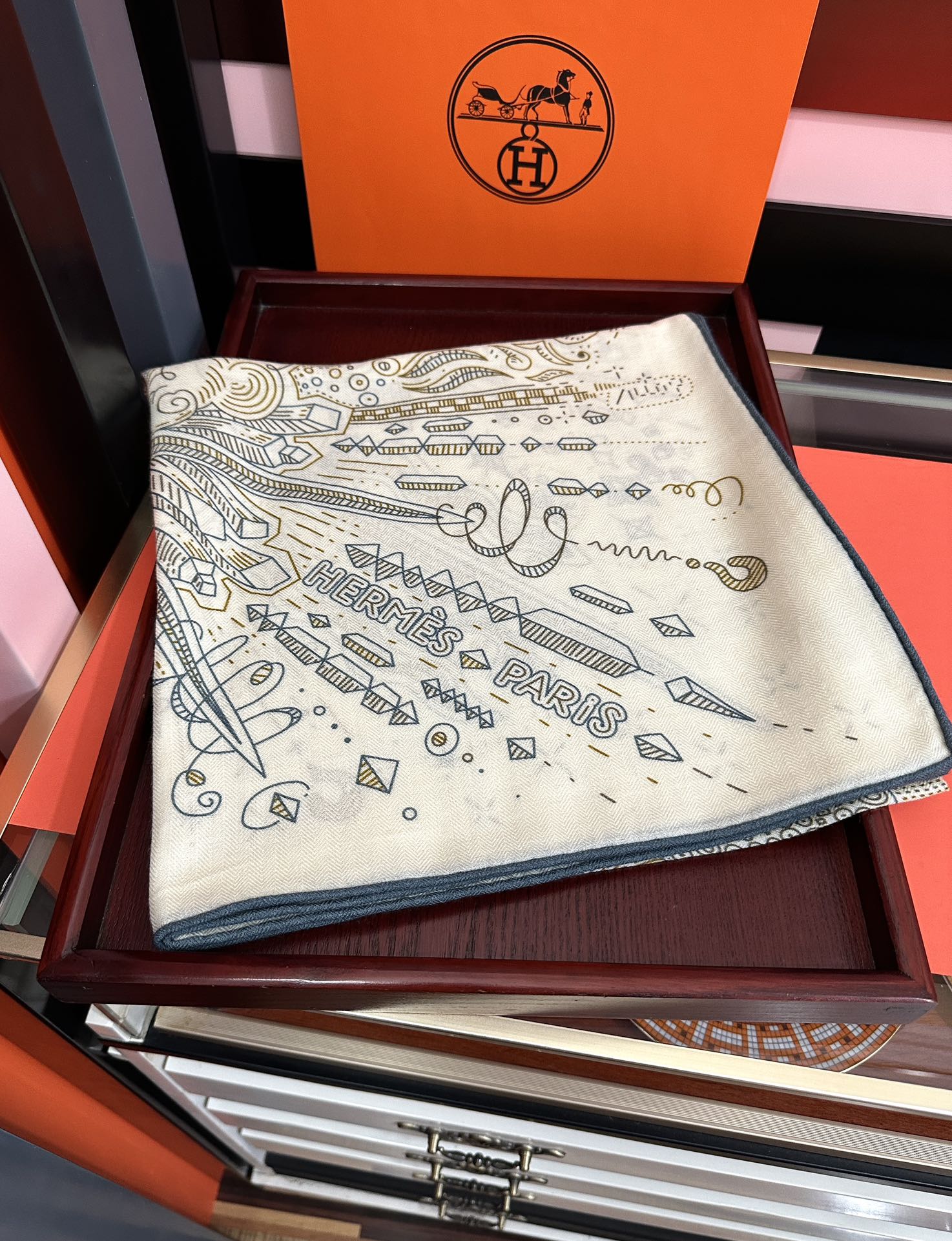 太美了❤️爱马仕 今年经典优雅[礼物]~气质到骨子里[色]新一季的面料超高级，真心超级柔软，丝丝顺滑[太