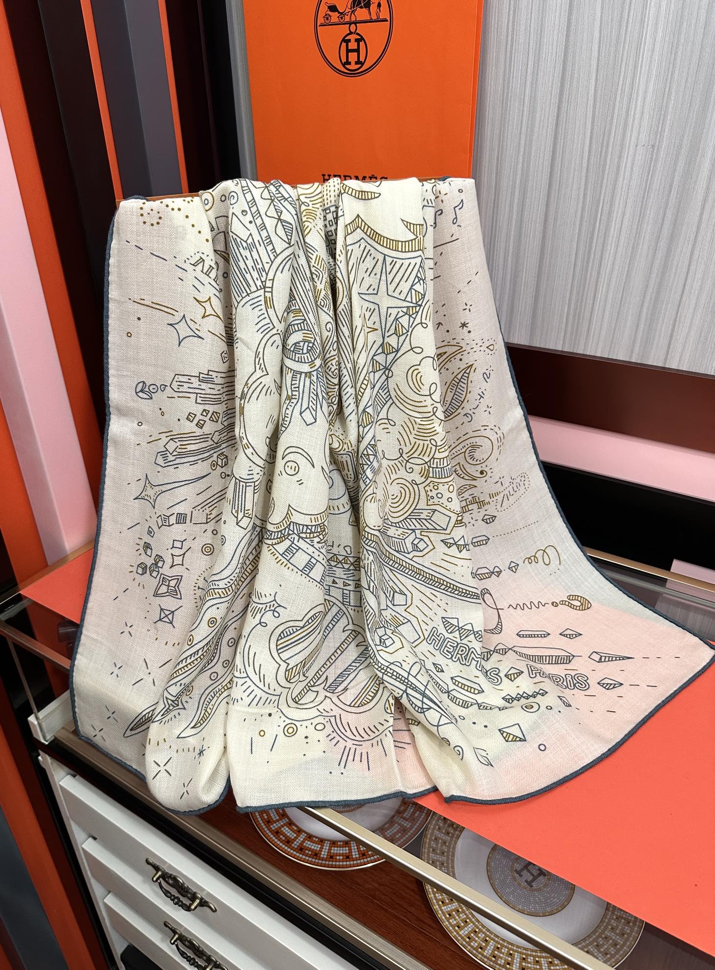 太美了❤️爱马仕 今年经典优雅[礼物]~气质到骨子里[色]新一季的面料超高级，真心超级柔软，丝丝顺滑[太