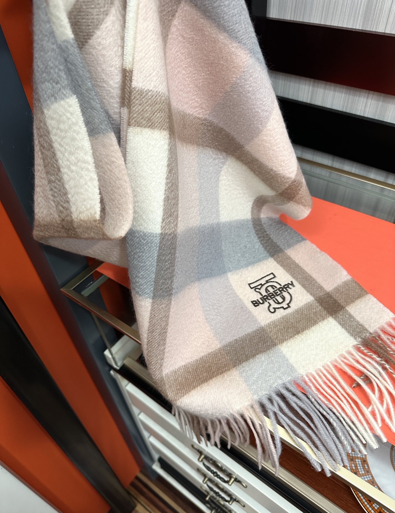 。85%山羊绒 2025 巴宝莉采用内蒙古顶级山羊绒，最新款男女通用情侣款👫重磅推荐💥 经典的格子，永不