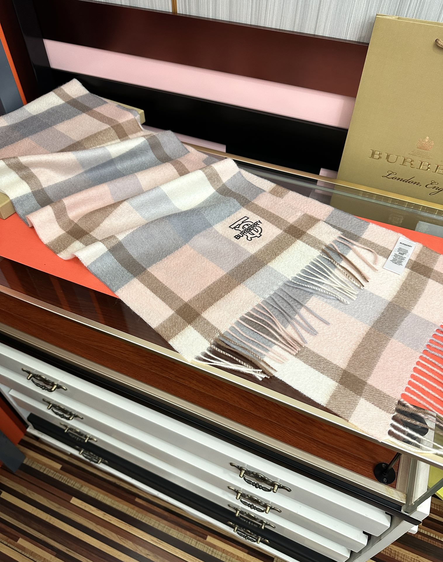 。85%山羊绒 2025 巴宝莉采用内蒙古顶级山羊绒，最新款男女通用情侣款👫重磅推荐💥 经典的格子，永不