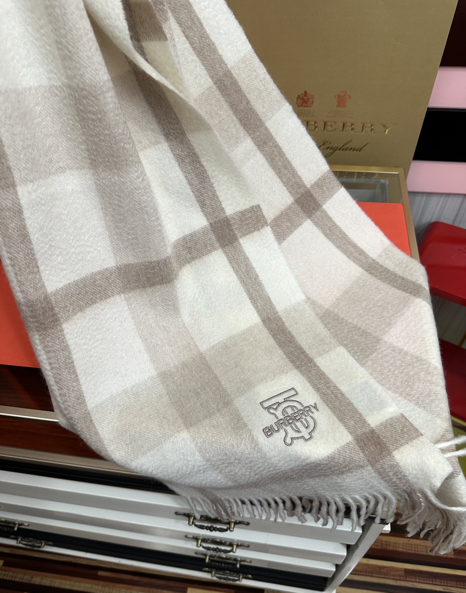 。85%山羊绒 2025 巴宝莉采用内蒙古顶级山羊绒，最新款男女通用情侣款👫重磅推荐💥 经典的格子，永不