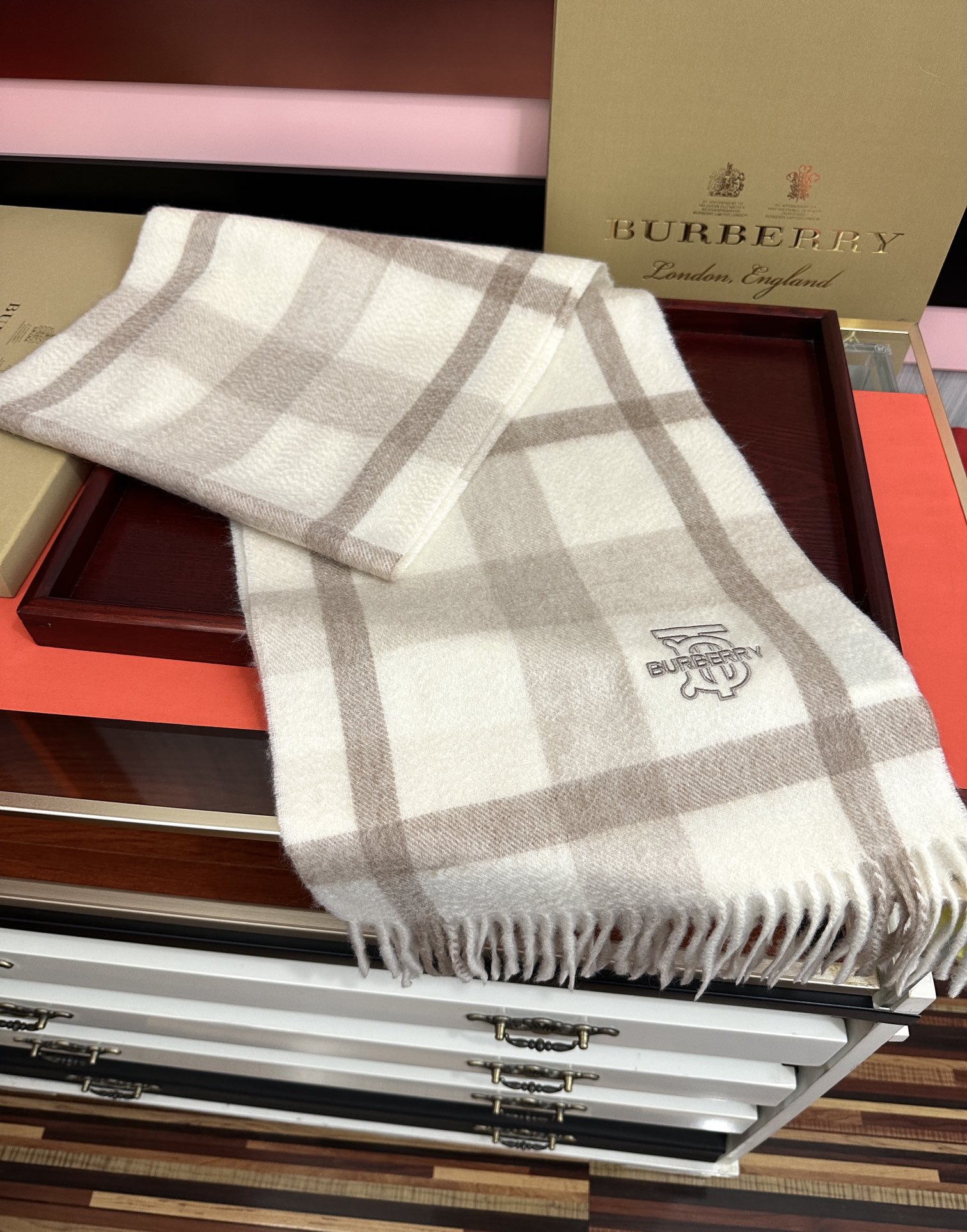 。85%山羊绒 2025 巴宝莉采用内蒙古顶级山羊绒，最新款男女通用情侣款👫重磅推荐💥 经典的格子，永不