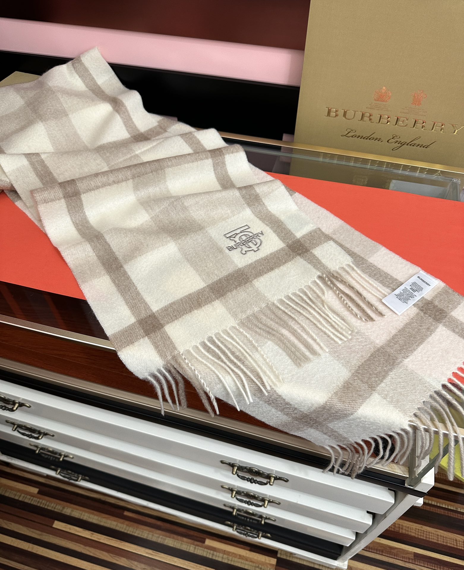 。85%山羊绒 2025 巴宝莉采用内蒙古顶级山羊绒，最新款男女通用情侣款👫重磅推荐💥 经典的格子，永不