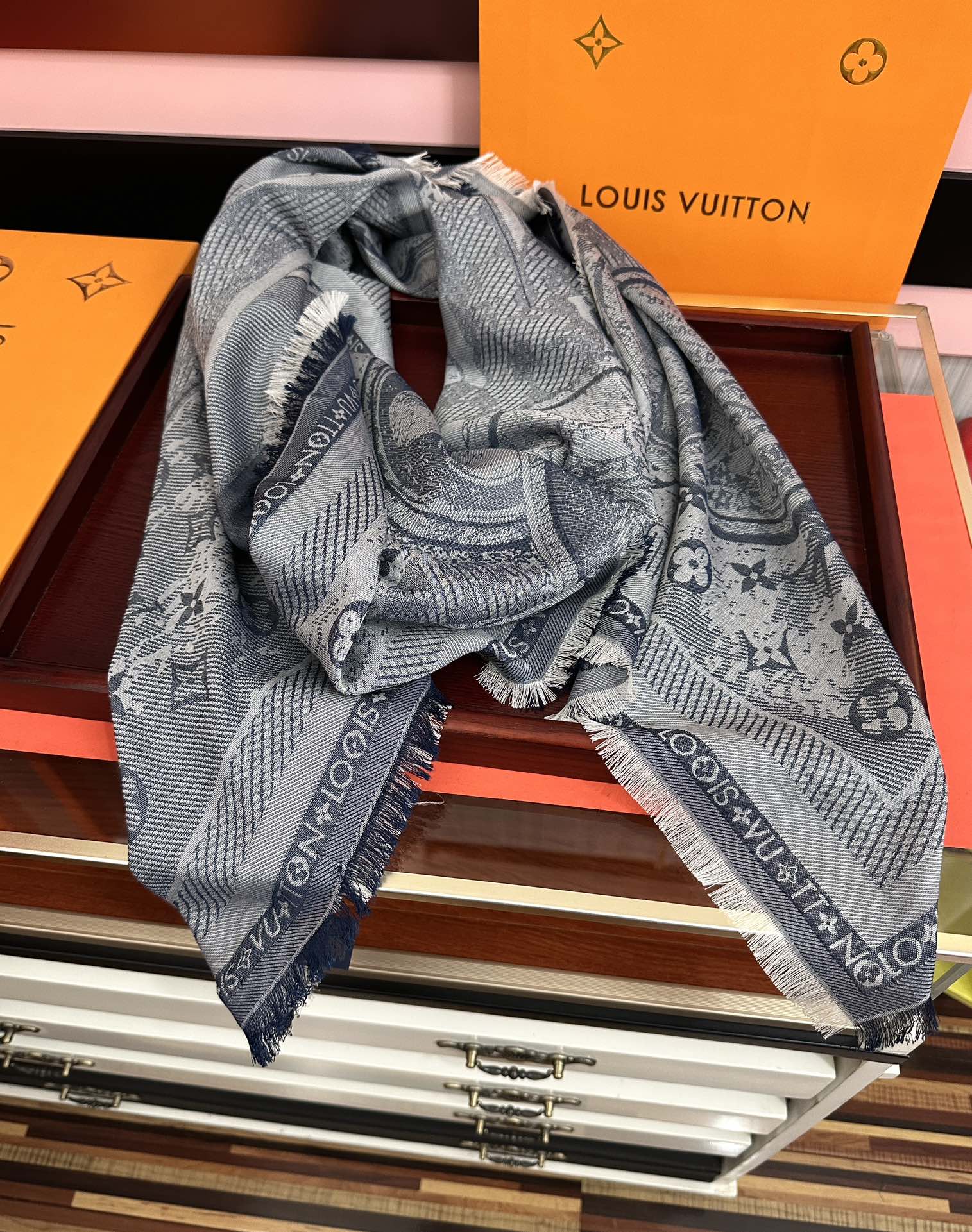 [庆祝]新款LV《复古海报》午夜蓝 午夜蓝底色赋予深沉优雅的质感展览中“午夜蓝调性。[得意] Malle