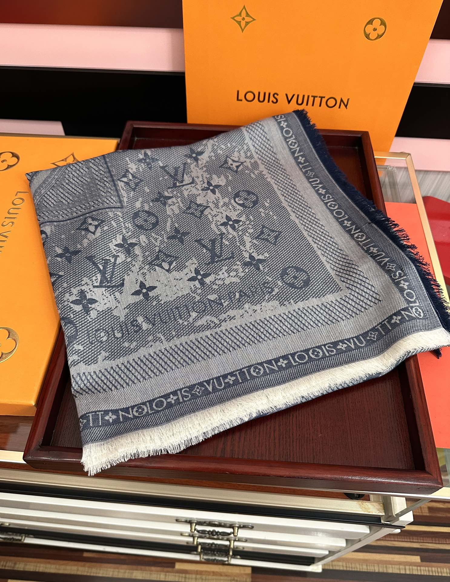 [庆祝]新款LV《复古海报》午夜蓝 午夜蓝底色赋予深沉优雅的质感展览中“午夜蓝调性。[得意] Malle