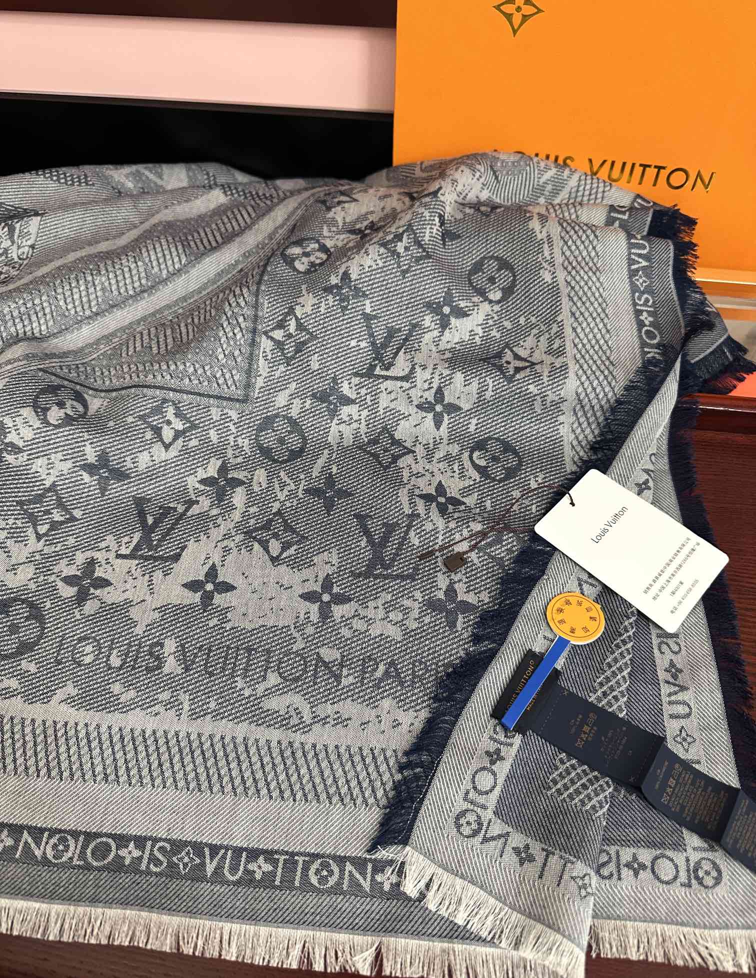 [庆祝]新款LV《复古海报》午夜蓝 午夜蓝底色赋予深沉优雅的质感展览中“午夜蓝调性。[得意] Malle