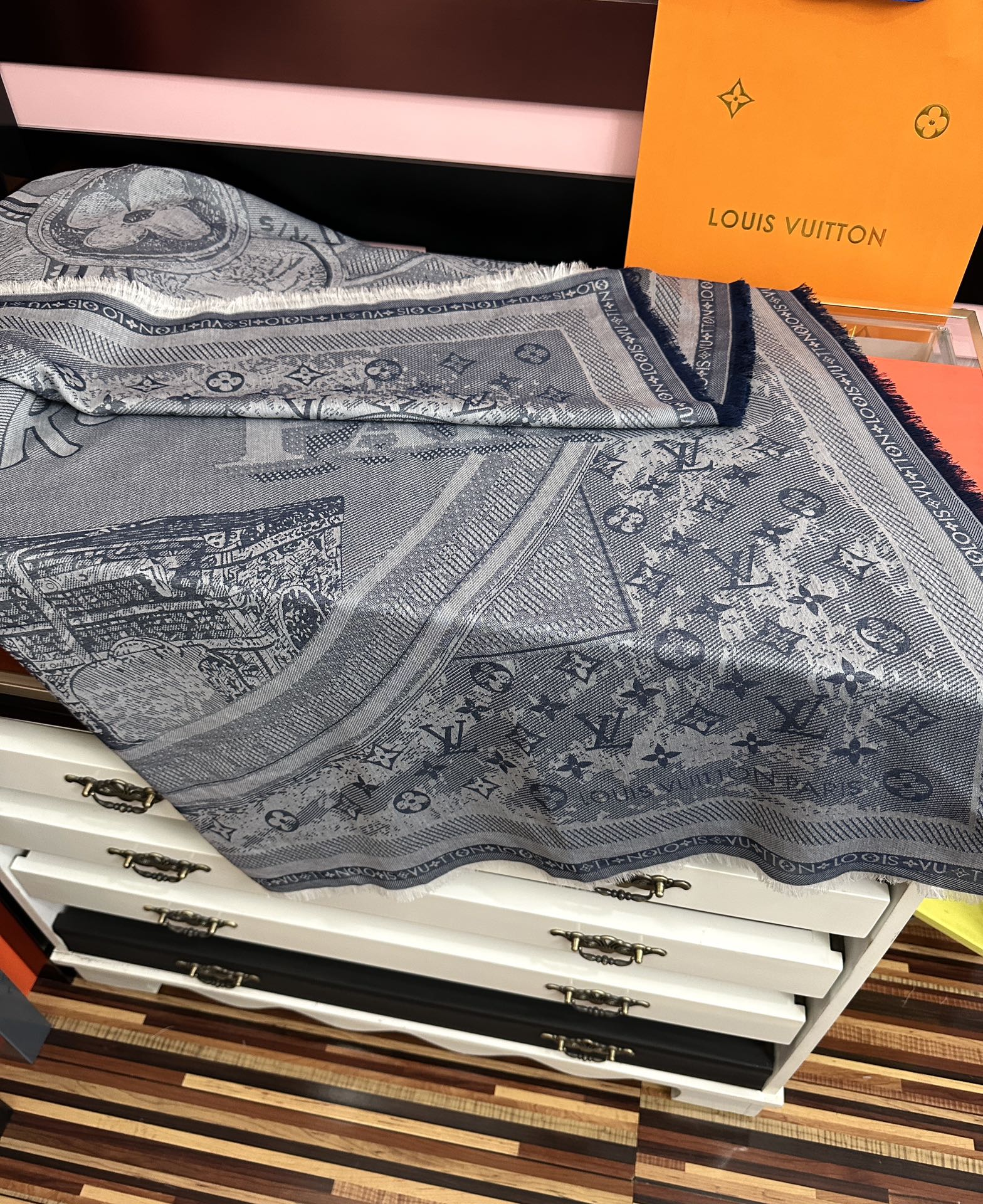 [庆祝]新款LV《复古海报》午夜蓝 午夜蓝底色赋予深沉优雅的质感展览中“午夜蓝调性。[得意] Malle