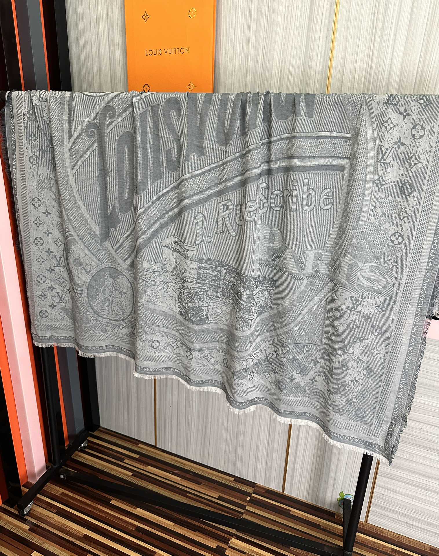 [庆祝]新款LV《复古海报》午夜蓝 午夜蓝底色赋予深沉优雅的质感展览中“午夜蓝调性。[得意] Malle