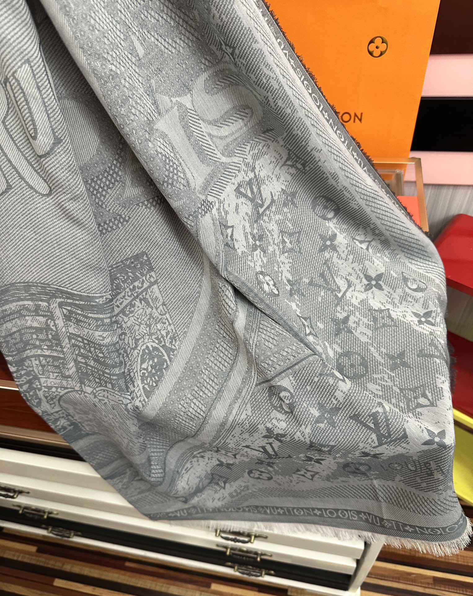 [庆祝]新款LV《复古海报》午夜蓝 午夜蓝底色赋予深沉优雅的质感展览中“午夜蓝调性。[得意] Malle