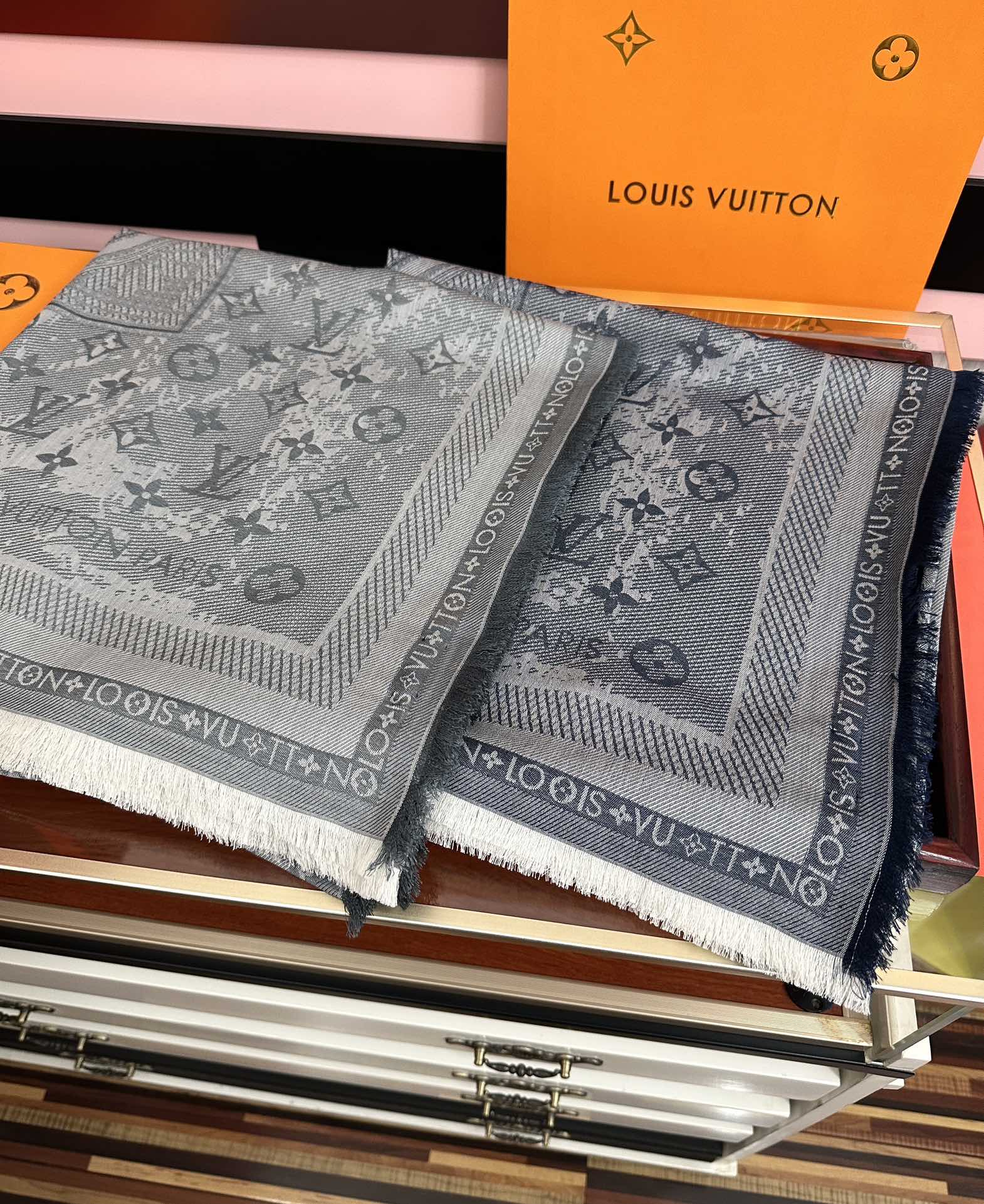 [庆祝]新款LV《复古海报》午夜蓝 午夜蓝底色赋予深沉优雅的质感展览中“午夜蓝调性。[得意] Malle