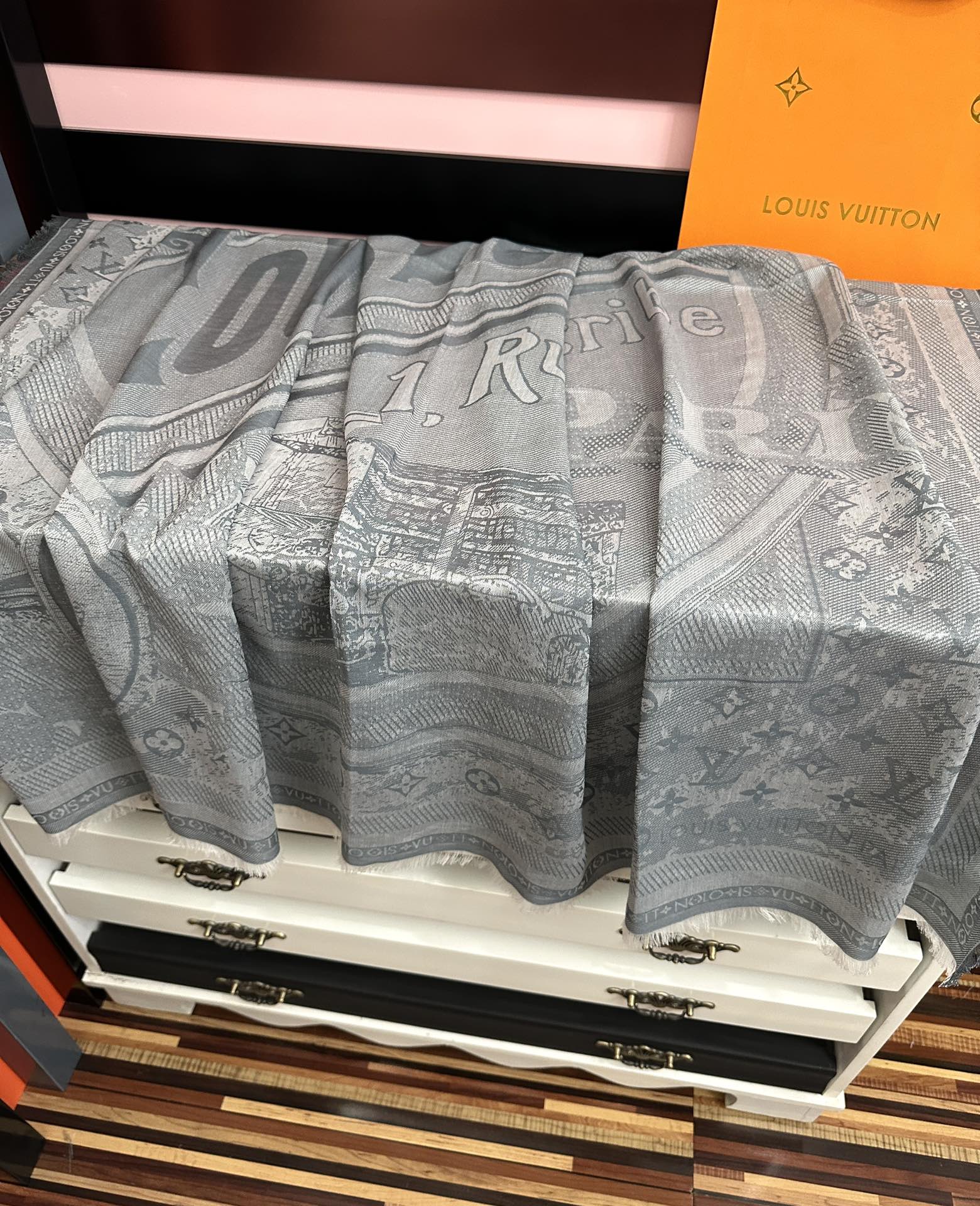 [庆祝]新款LV《复古海报》午夜蓝 午夜蓝底色赋予深沉优雅的质感展览中“午夜蓝调性。[得意] Malle