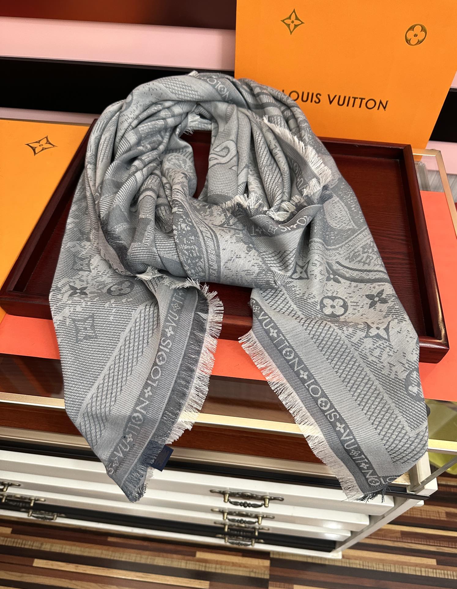 [庆祝]新款LV《复古海报》午夜蓝 午夜蓝底色赋予深沉优雅的质感展览中“午夜蓝调性。[得意] Malle