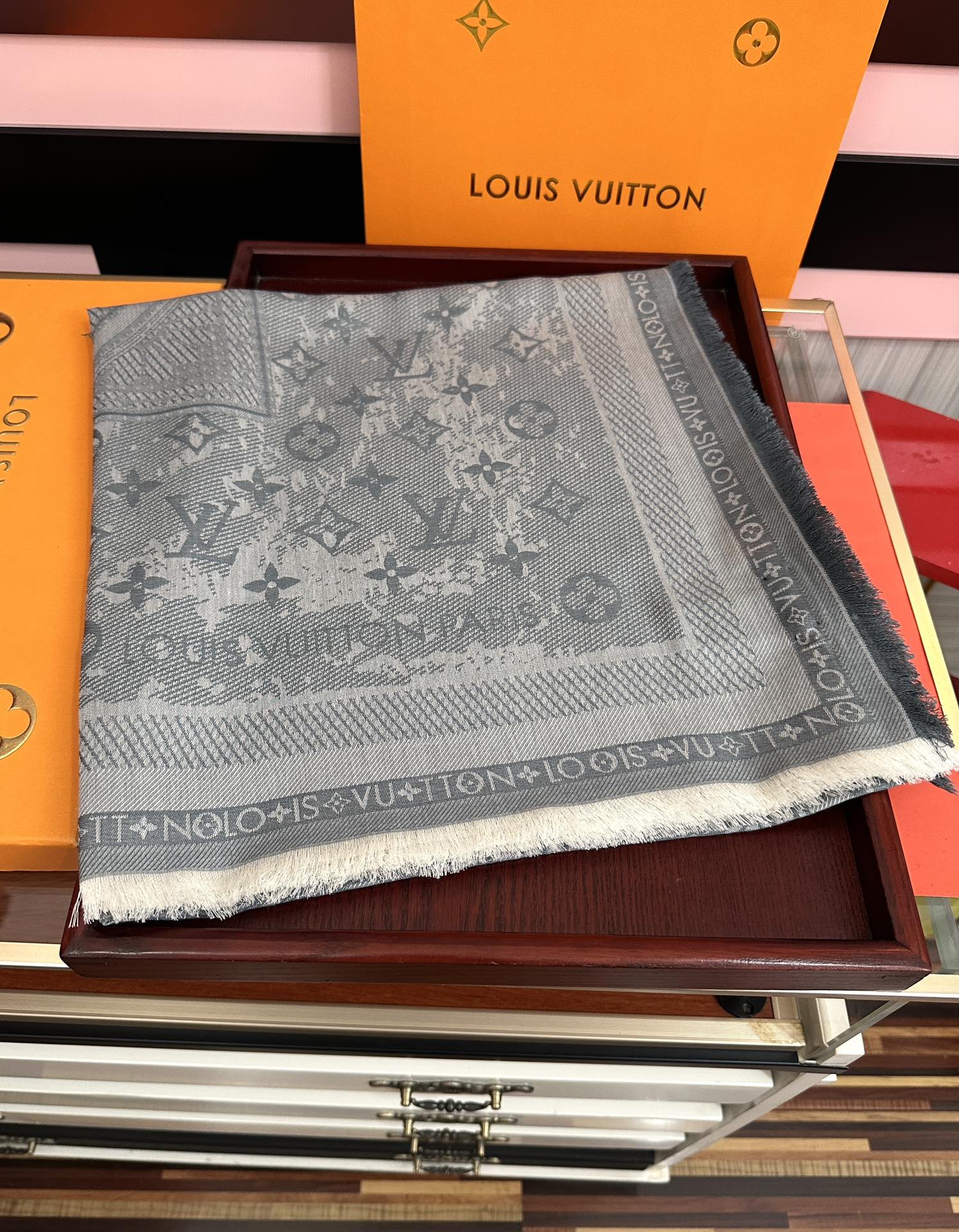 [庆祝]新款LV《复古海报》午夜蓝 午夜蓝底色赋予深沉优雅的质感展览中“午夜蓝调性。[得意] Malle