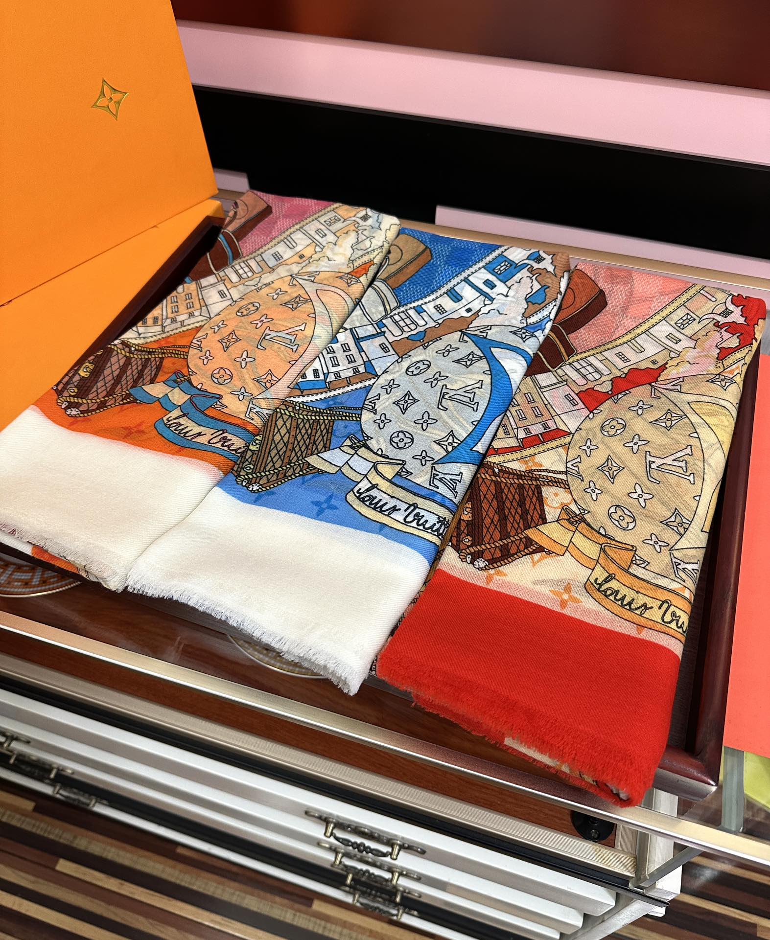 。LvZG最新款2025 重磅推荐[爱心]顶级高端设计太美了[啤酒]真心赞👍【戒指绒长巾】😘💍实物真心美