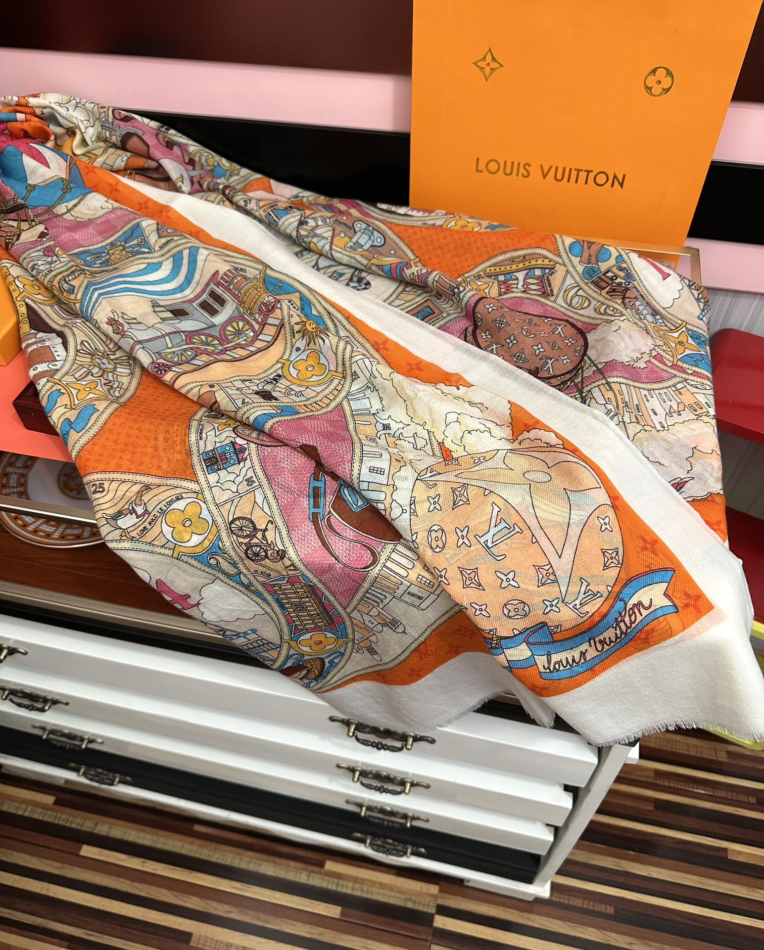 。LvZG最新款2025 重磅推荐[爱心]顶级高端设计太美了[啤酒]真心赞👍【戒指绒长巾】😘💍实物真心美