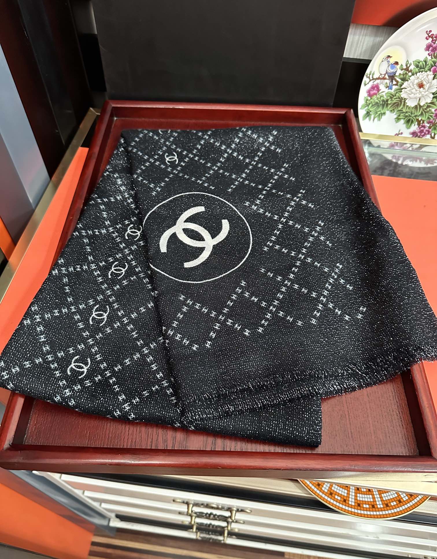 上新。小香 银丝2025 最新款[吃瓜]闪闪发光[咖啡]顶级设计太美了，真心赞👍【羊绒绒长巾】😘💍实物真