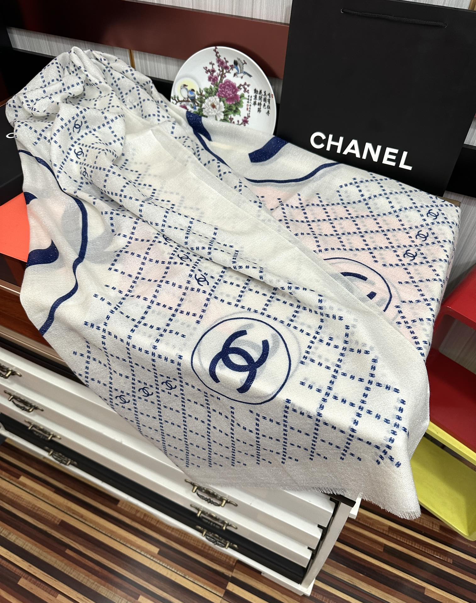 上新。小香 银丝2025 最新款[吃瓜]闪闪发光[咖啡]顶级设计太美了，真心赞👍【羊绒绒长巾】😘💍实物真