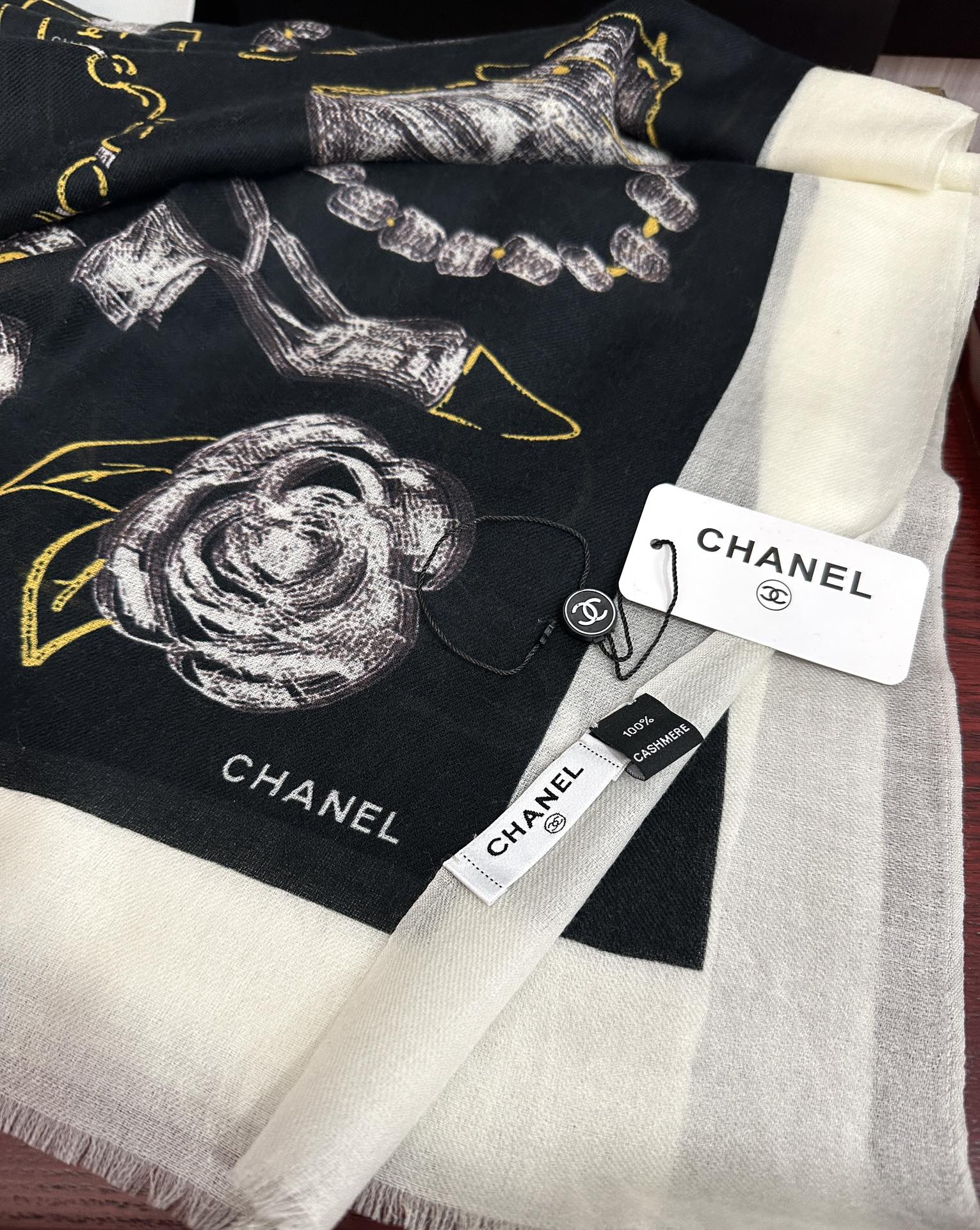 。上新 小香2025最新款、太美到心动😘实物真心美 🎀披肩配以印花💓无论设计喷绘都是非常到位☀️细节都可