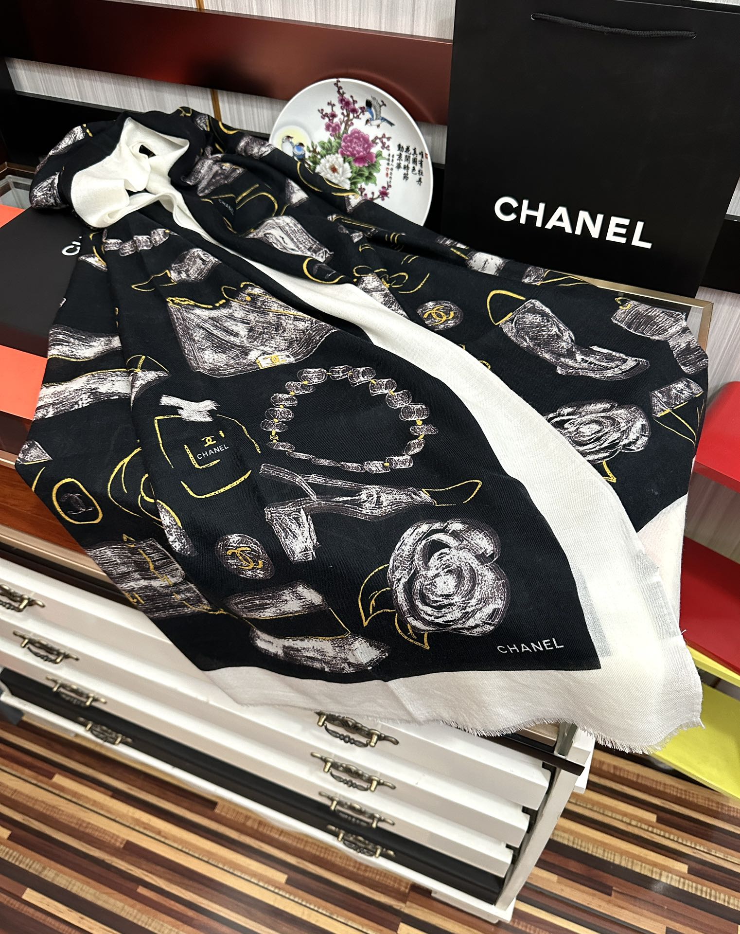 。上新 小香2025最新款、太美到心动😘实物真心美 🎀披肩配以印花💓无论设计喷绘都是非常到位☀️细节都可