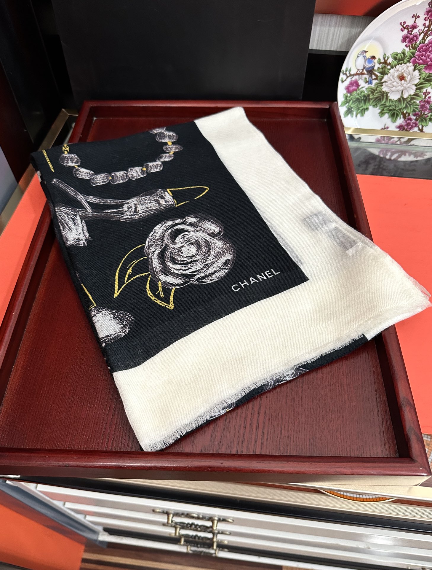 。上新 小香2025最新款、太美到心动😘实物真心美 🎀披肩配以印花💓无论设计喷绘都是非常到位☀️细节都可