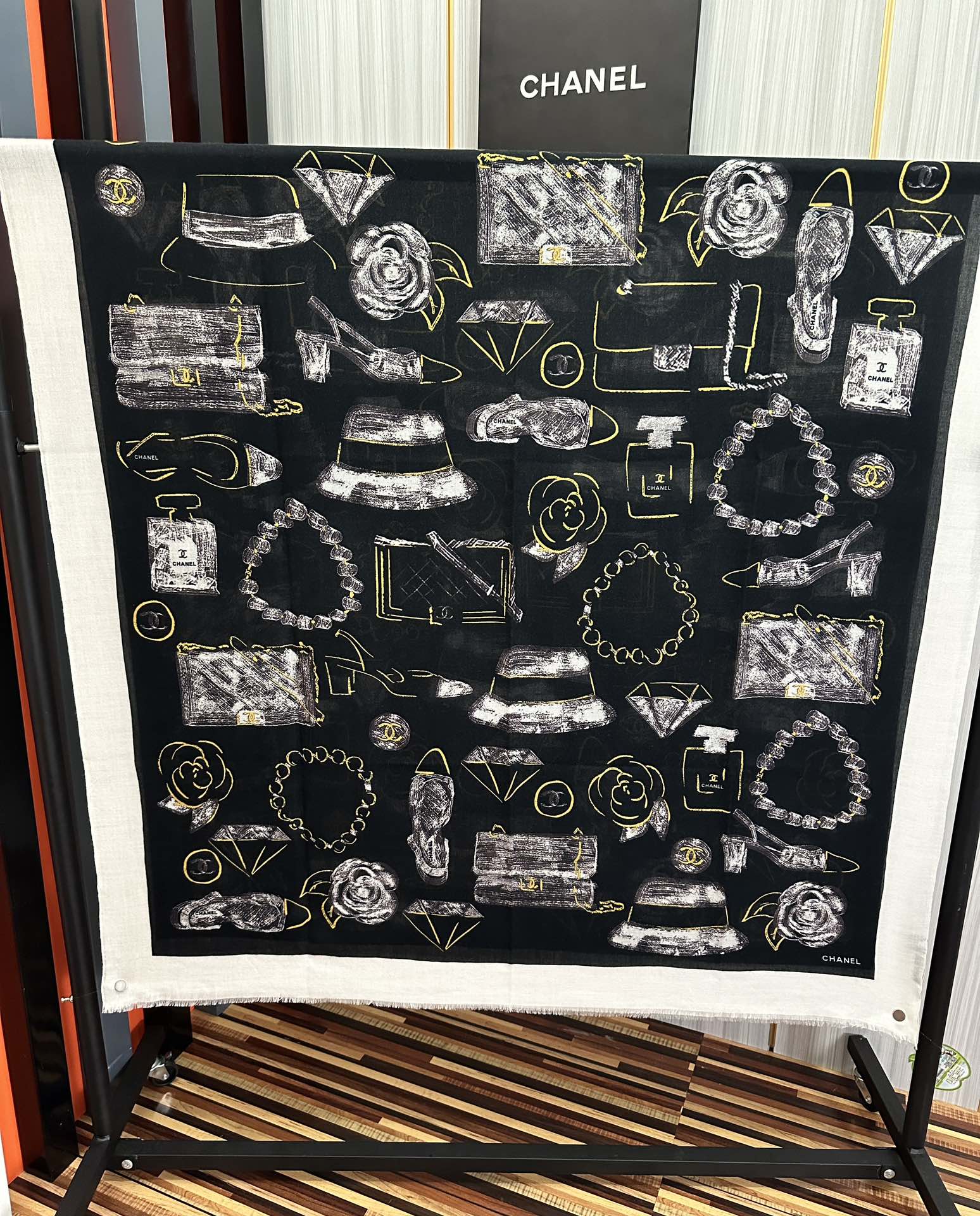 。上新 小香2025最新款、太美到心动😘实物真心美 🎀披肩配以印花💓无论设计喷绘都是非常到位☀️细节都可