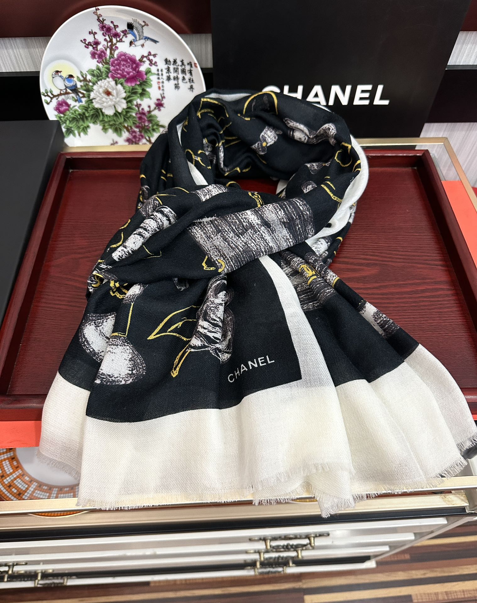 。上新 小香2025最新款、太美到心动😘实物真心美 🎀披肩配以印花💓无论设计喷绘都是非常到位☀️细节都可