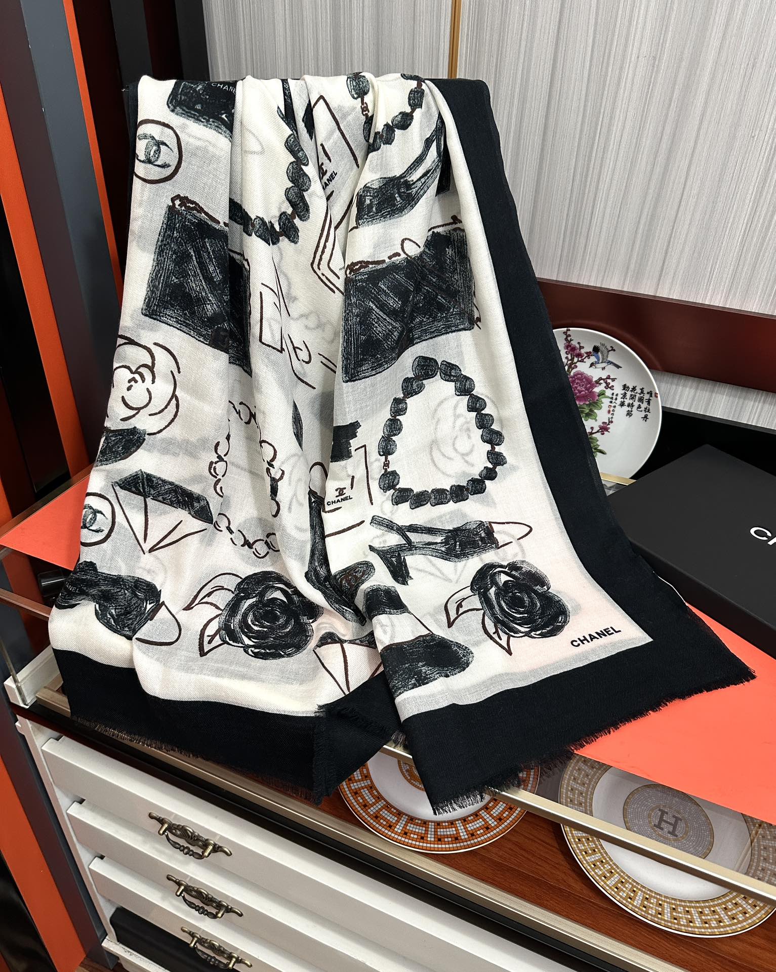 。上新 小香2025最新款、太美到心动😘实物真心美 🎀披肩配以印花💓无论设计喷绘都是非常到位☀️细节都可