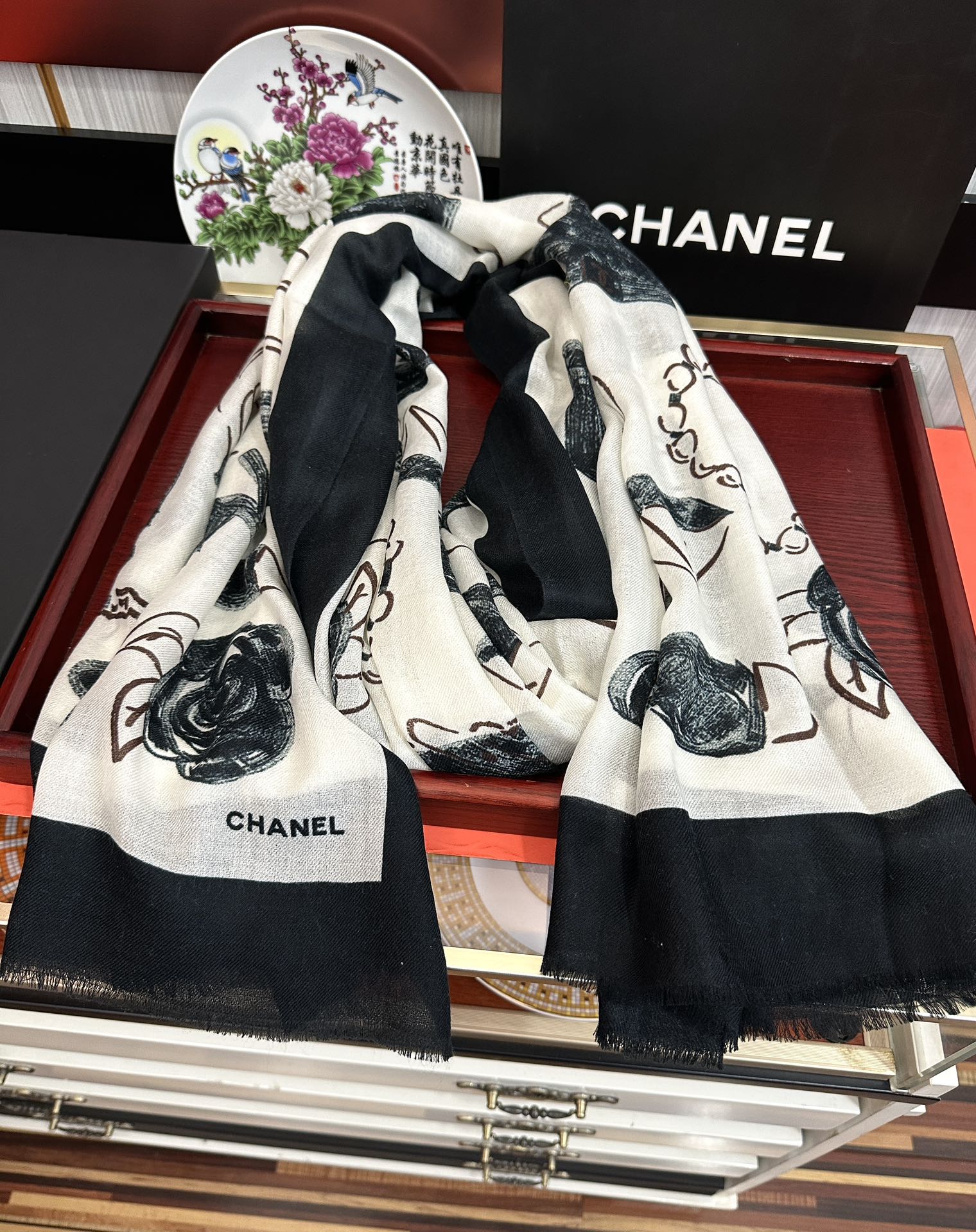 。上新 小香2025最新款、太美到心动😘实物真心美 🎀披肩配以印花💓无论设计喷绘都是非常到位☀️细节都可