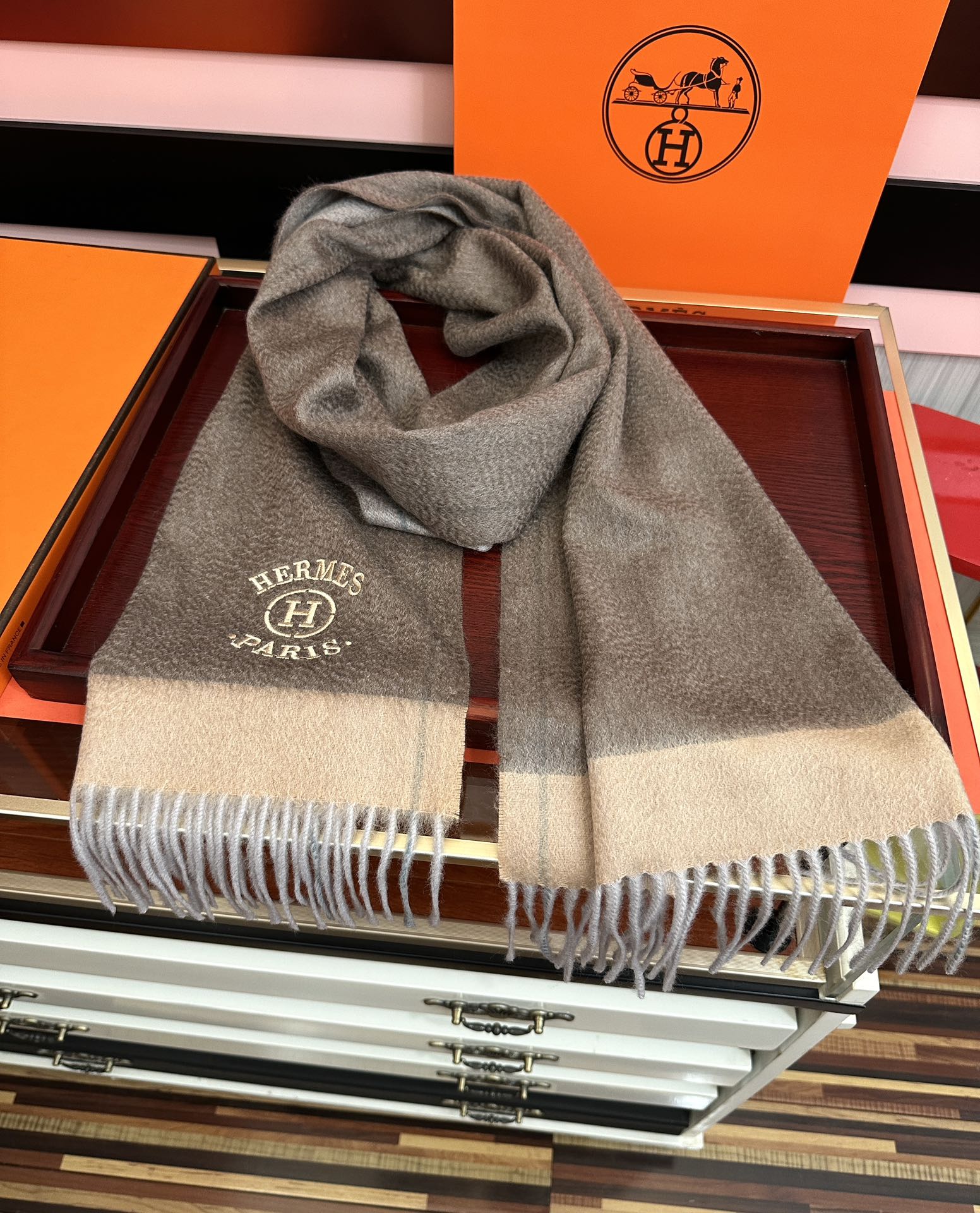 上新。 85%山羊绒 爱马仕[爱心]采用内蒙古山羊绒，2025最新款男女通用情侣款👫重磅推荐💥 经典的格