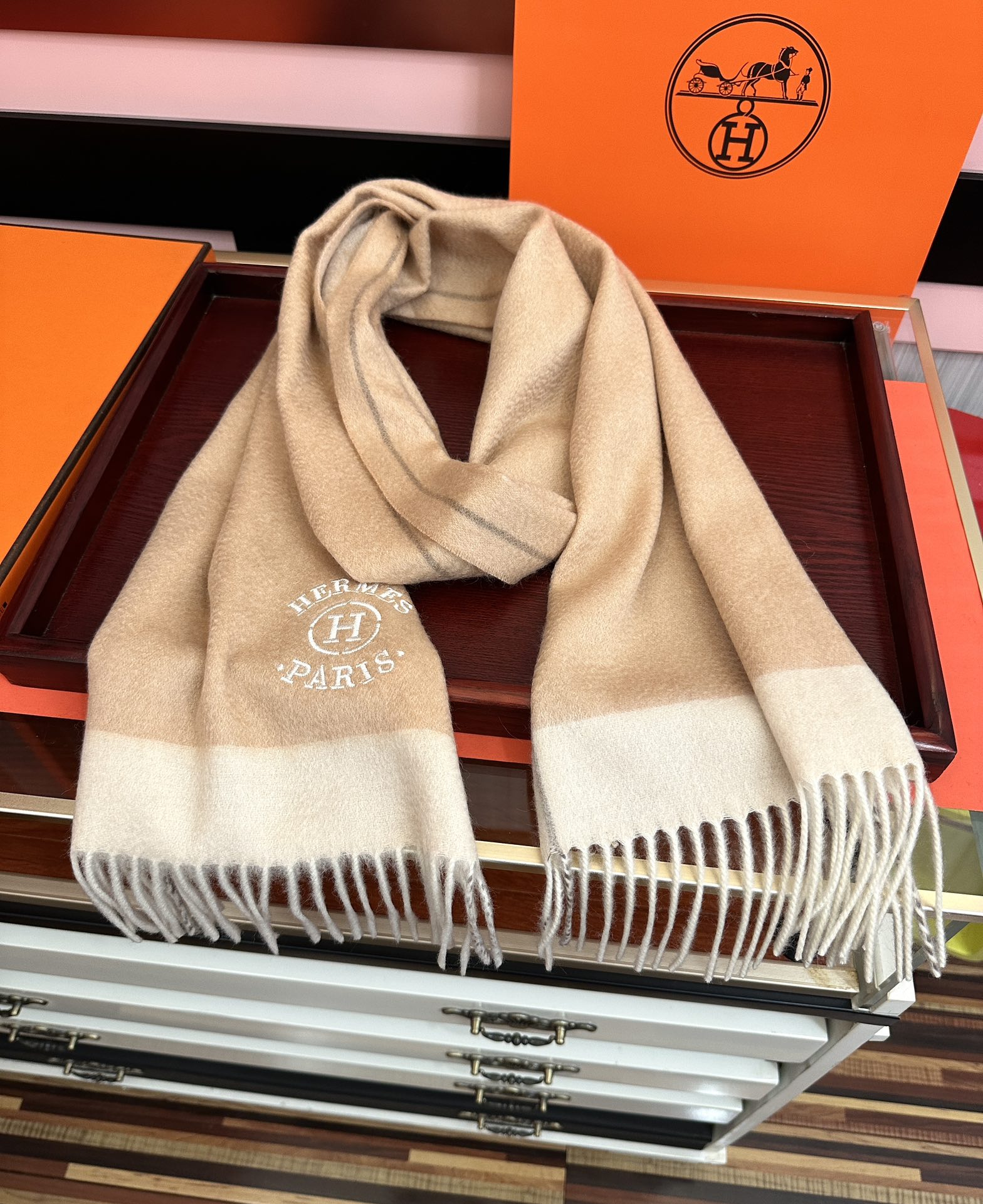 上新。 85%山羊绒 爱马仕[爱心]采用内蒙古山羊绒，2025最新款男女通用情侣款👫重磅推荐💥 经典的格