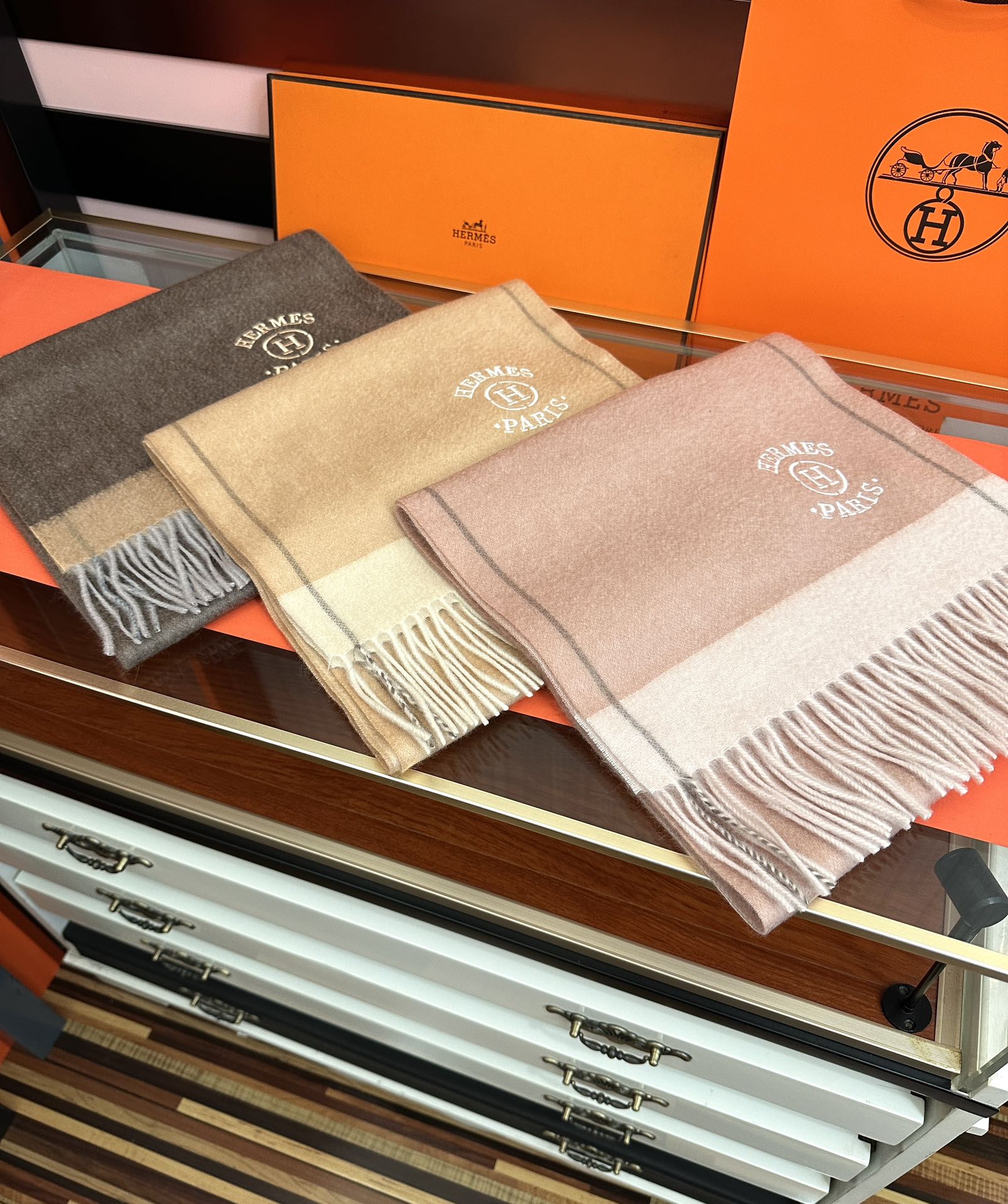 上新。 85%山羊绒 爱马仕[爱心]采用内蒙古山羊绒，2025最新款男女通用情侣款👫重磅推荐💥 经典的格